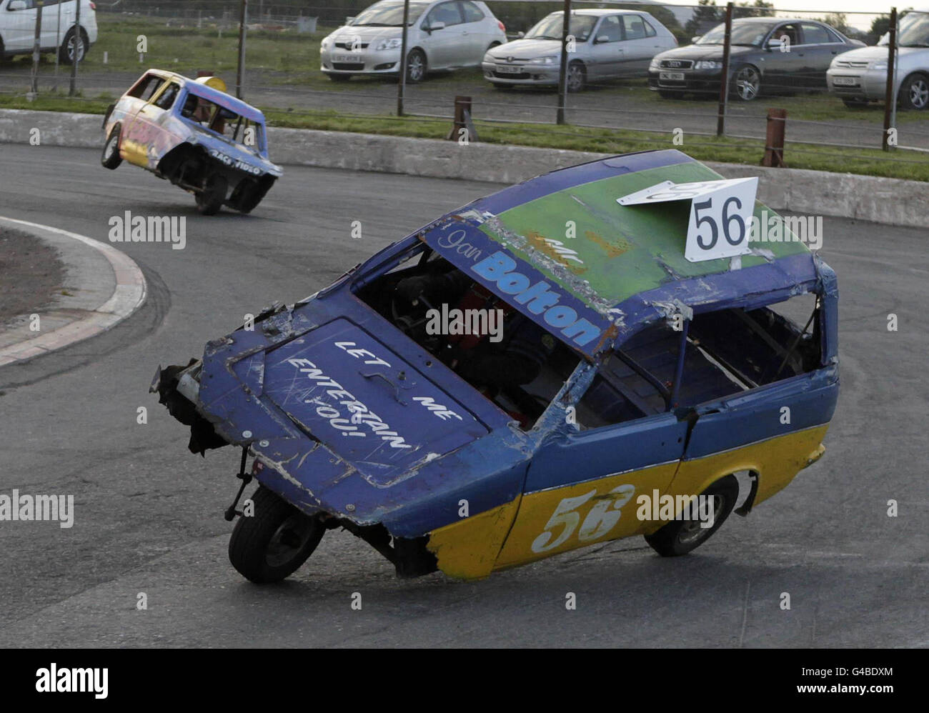 Reliant Robins s'incline sur deux roues lors des virages pendant que reliant Robin se réchauffe à l'épreuve de course de stock-cars au circuit de Nutts Corner, à Crumlin, en Irlande du Nord. Banque D'Images