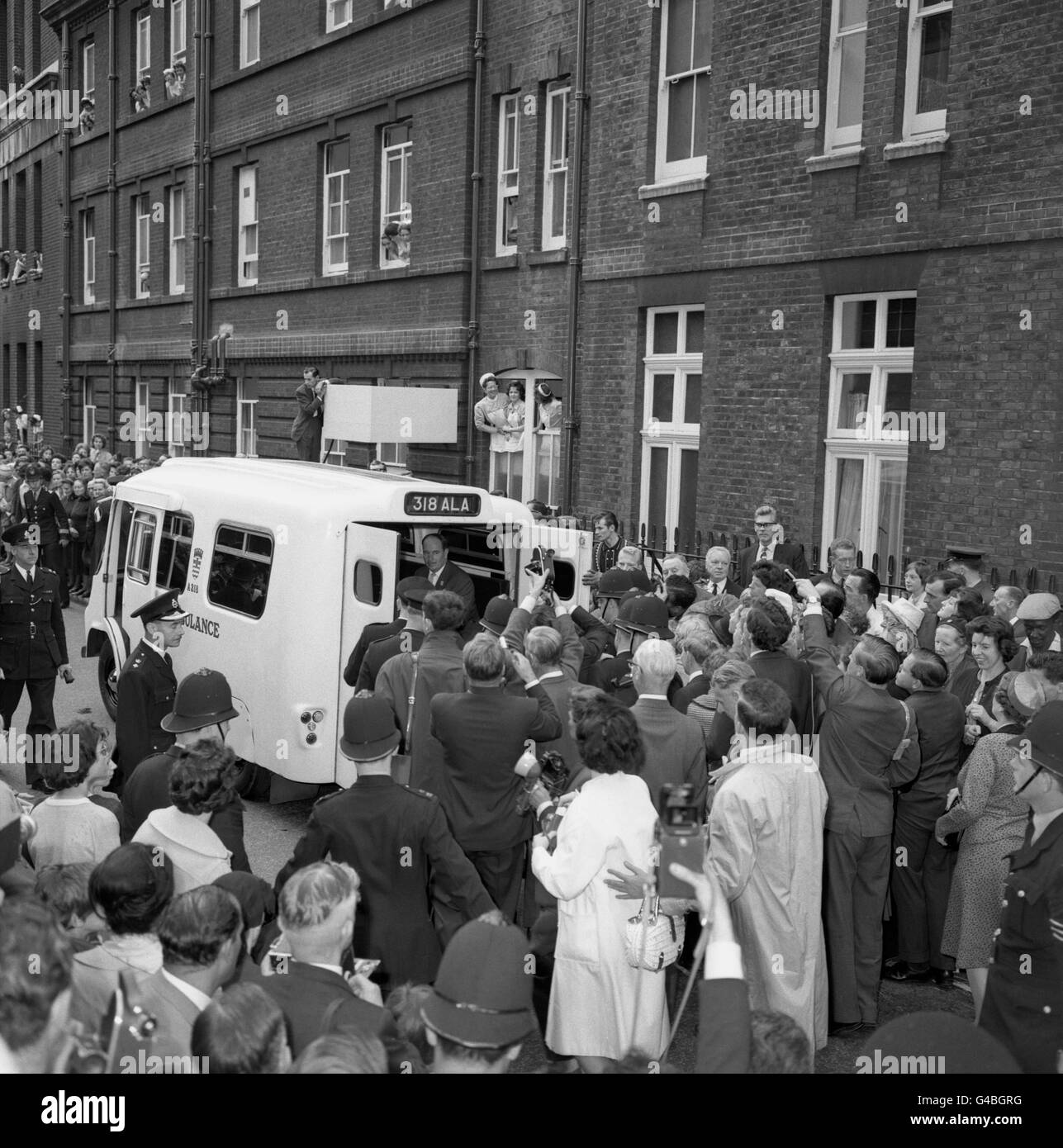 Une foule estimée à environ 2,000 personnes, applaudir en ambulance transportant Sir Winston Churchill, 87 ans, quitte l'hôpital Middlesex, Londres pour aller à sa maison Hyde Park Gate. Banque D'Images