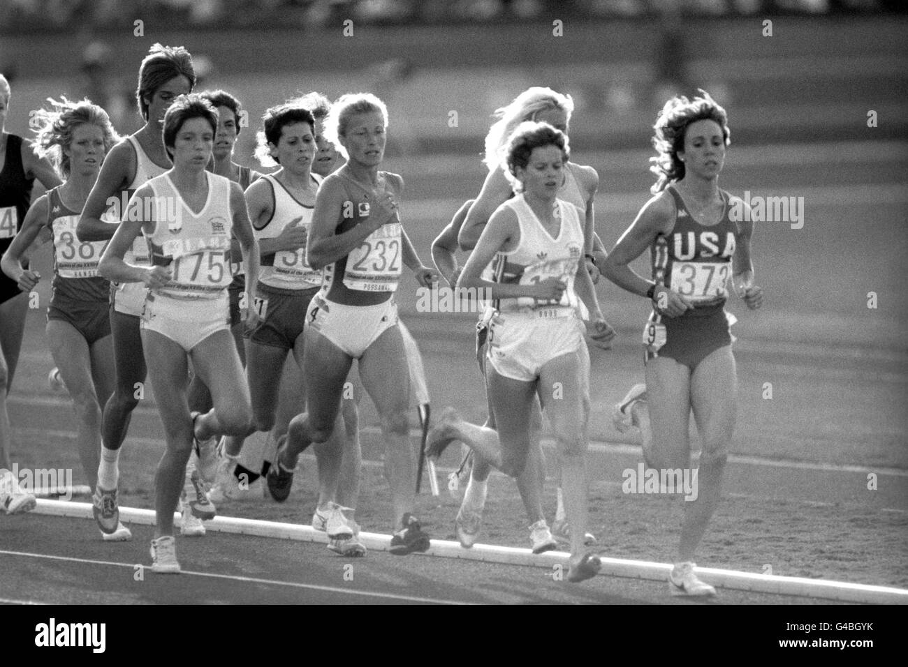 Mary Decker (États-Unis) dirige Zola Bud (GBR). On trouve également sur la photo Agnese Possamai (ITA) (232), Wendy Sly (GBR) (portant 175) et Joan Hansen (États-Unis) (l'extrême gauche portant 382). Banque D'Images