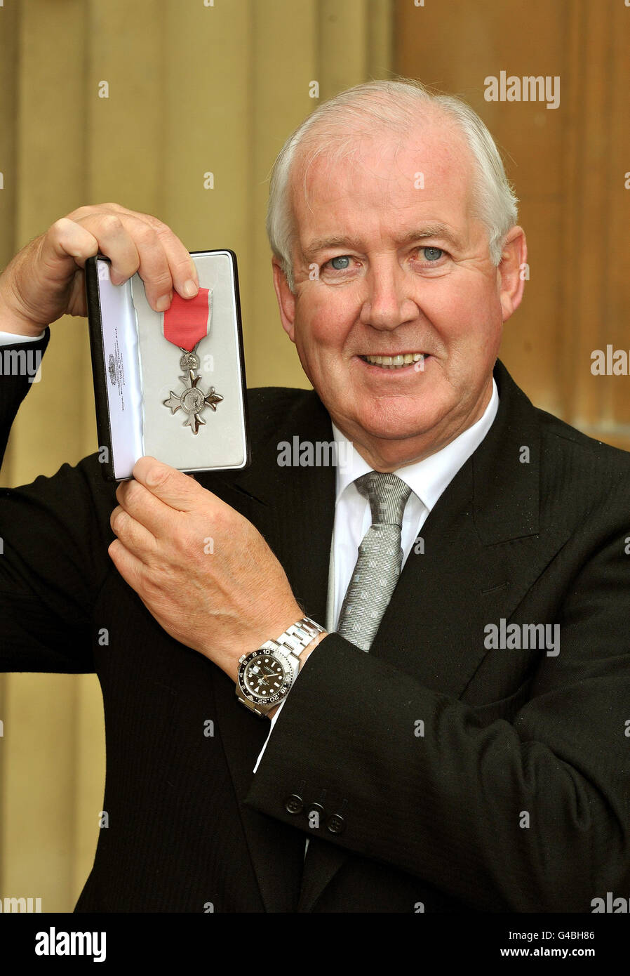 John Moore tient fièrement sa MBE, après qu'elle lui a été présentée par le Prince de Galles, à la cérémonie d'investiture à Buckingham Palace, dans le centre de Londres. Banque D'Images