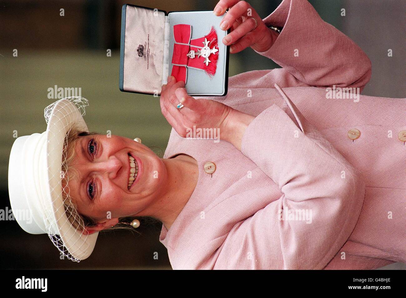 Lynda Roberts, l'enseignante qui a aidé Josie Russell, âgée de dix ans, à récupérer après le meurtre de sa mère et de sa sœur de six ans, après qu'elle ait reçu son MBE de la Reine à Buckingham Palace aujourd'hui (mardi). Photo de John Stillwell. WPA Rota. Banque D'Images