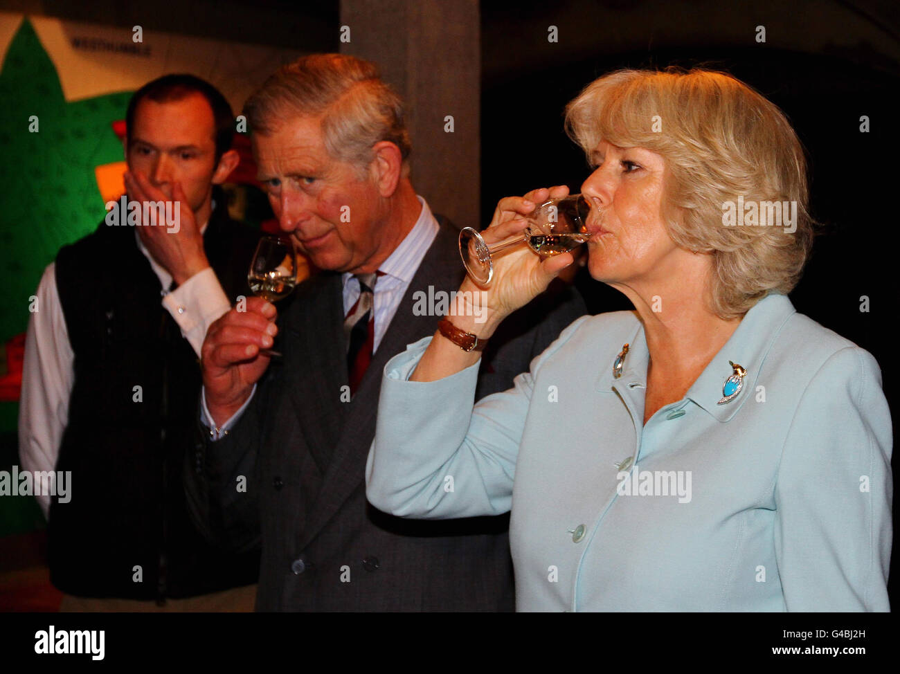 Le prince de Galles et la duchesse de Cornwall goûtent du vin lors d'une visite au domaine viticole de Denbies à Dorking, Surrey, alors qu'ils entreprennent une série d'engagements dans tout le comté. Banque D'Images