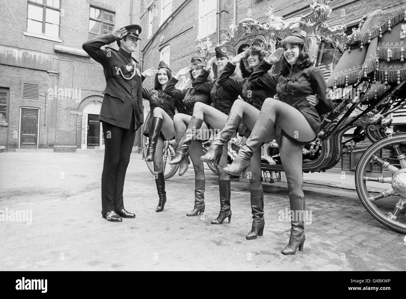 « Top of the POPS » danseurs les gens de Pan s'attirent avec intelligence à la brasserie Whitbread de Londres.Les ordres sont donnés par le capitaine James Robertson-MacLeod, du 4e Bataillon (bénévole), les vestes vertes royales, qui s'est fait aider dans un appel de jeunes recrues pour le régiment territorial. Banque D'Images