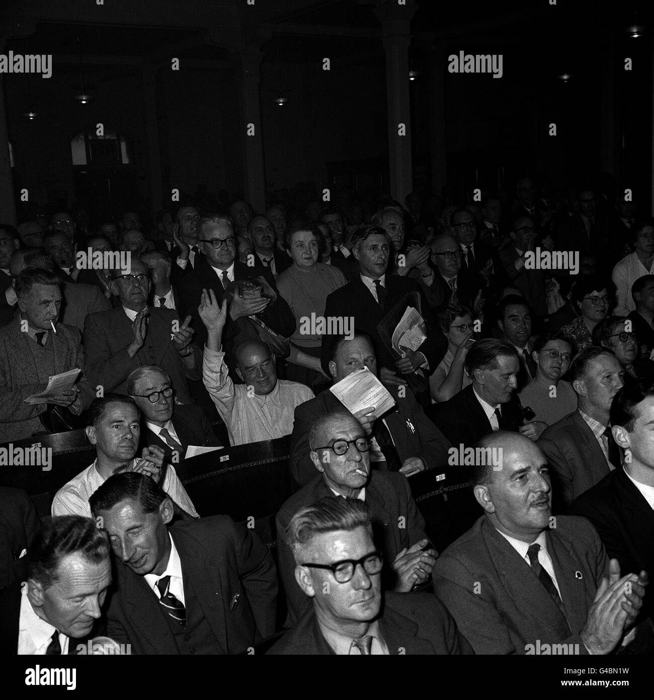 PA NEWS PHOTO 5/10/60 HUGH GAITSKELL CHEF DE L'opposition montrent leur APPRÉCIATION DE SON DISCOURS LORS DE LA CONFÉRENCE DU PARTI TRAVAILLISTE À SCARBOROUGH, Yorkshire Banque D'Images