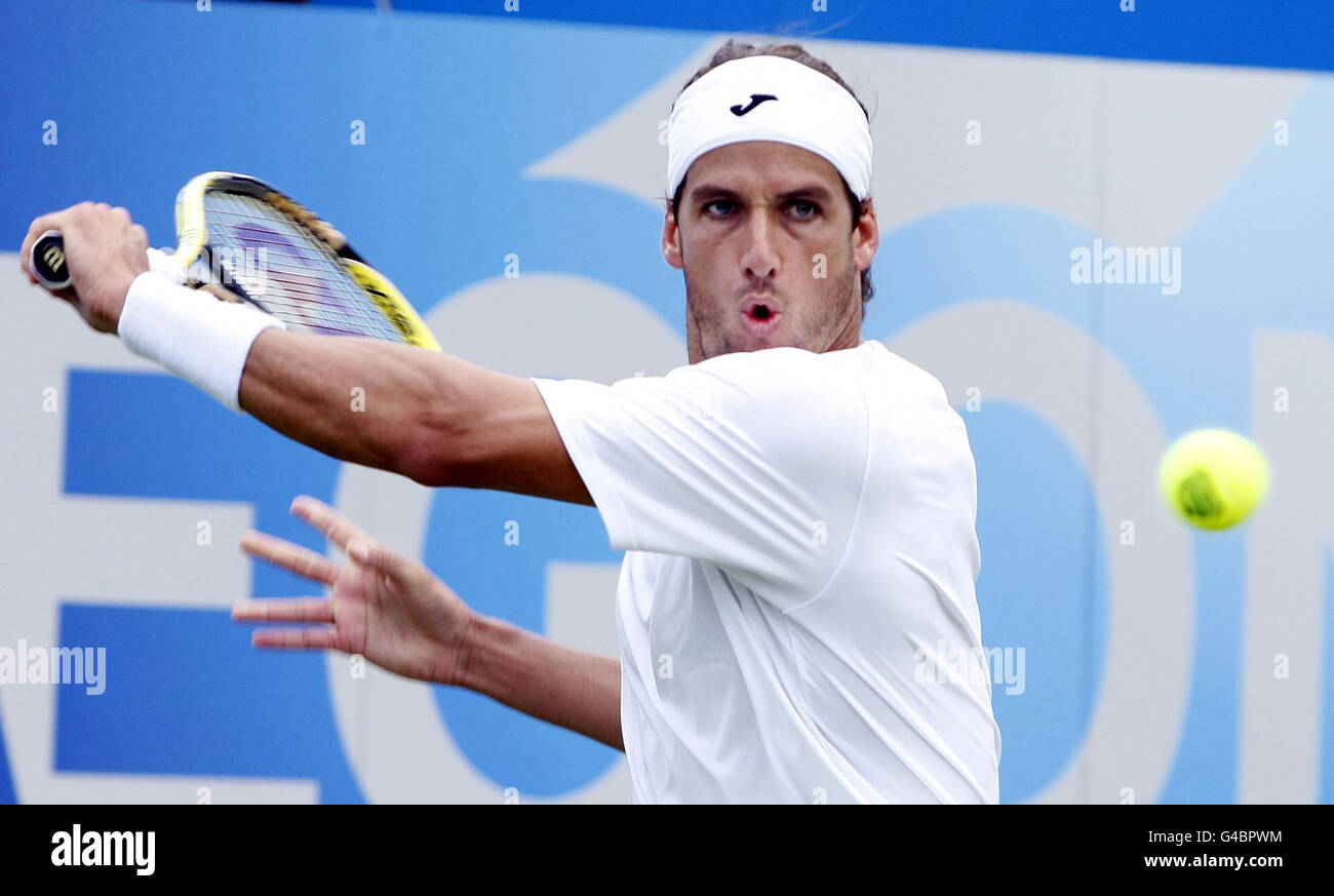 Feliciano Lopez d'Espagne en action contre Dmitry Tursunov de Russie pendant le premier jour des Championnats AEGON au Queen's Club de Londres. Banque D'Images