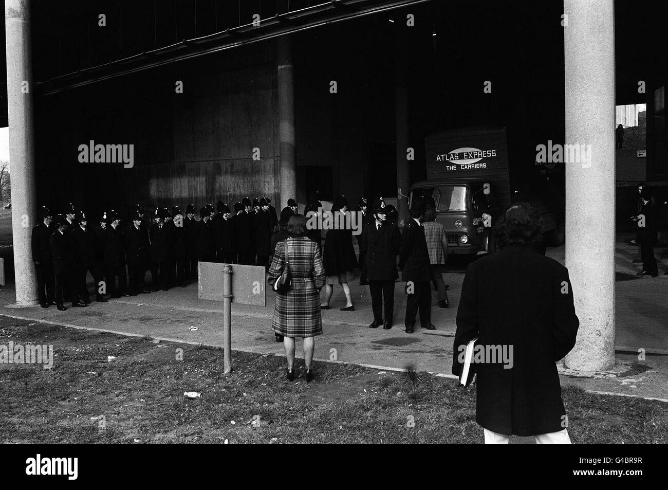 PA NEWS PHOTO 20/3/74 DES ÉTUDIANTS ESCORTÉS PAR LA POLICE À L'UNIVERSITÉ D'ESSEX, À COLCHESTER, APRÈS DES AFFRONTEMENTS AVEC DES PIQUETS DE GRÈVE À LA SUITE D'UNE MANIFESTATION CONTRE DES MESURES DISCIPLINAIRES QUI A COMMENCÉ IL Y A TROIS SEMAINES Banque D'Images