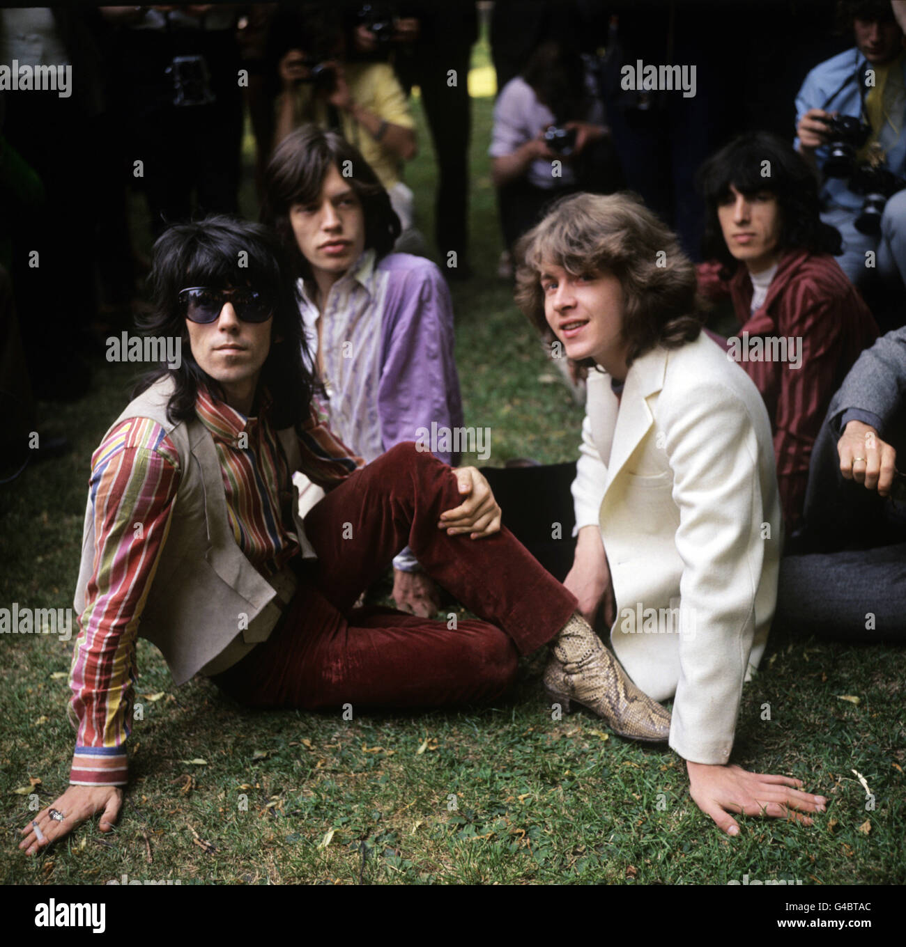 « The Rolling Stones » à Hyde Park, Londres, lors d'une photo pour le nouveau membre du groupe Mick Taylor, 20 ans (White Jacket), qui remplacera le guitariste principal Brian Jones.Keith Richards (lunettes sombres), Mick Jagger (arrière gauche) et Bill Wyman (arrière droit) figurent également sur l'image. Banque D'Images