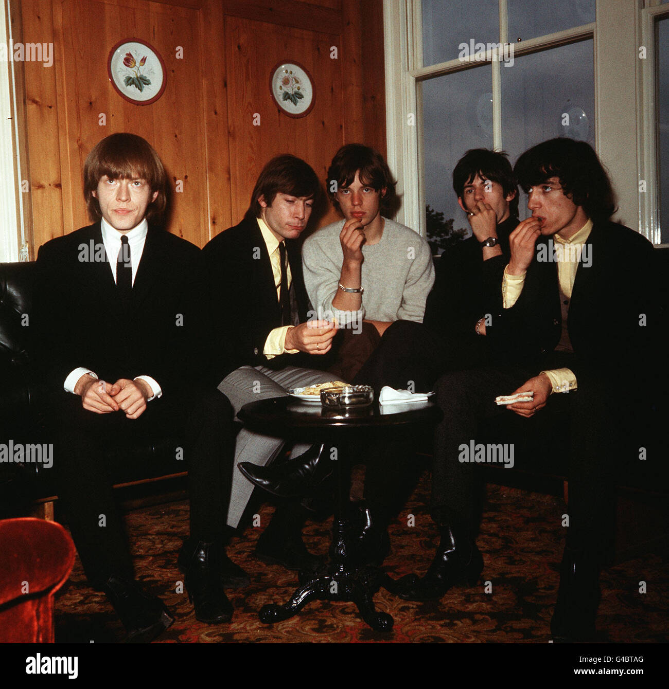 PA NEWS PHOTO 12/9/64 'LES PIERRES ROULANTES' DE GAUCHE À DROITE: BRIAN JONES, CHARLIE WATT, MICK JAGGER, KEITH RICHARDS ET BILL WYMAN Banque D'Images