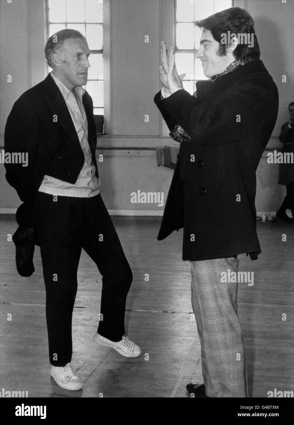 Les artistes Bruce Forsyth, à gauche, et Anthony Newley, au Dance Center, Floral Street, Londres, pour répéter une séquence de chant et de danse pour leur nouveau film « Hieronymus Merkin peut-il jamais oublier Mercy Humppe et trouver la vraie bonheur ? » Banque D'Images