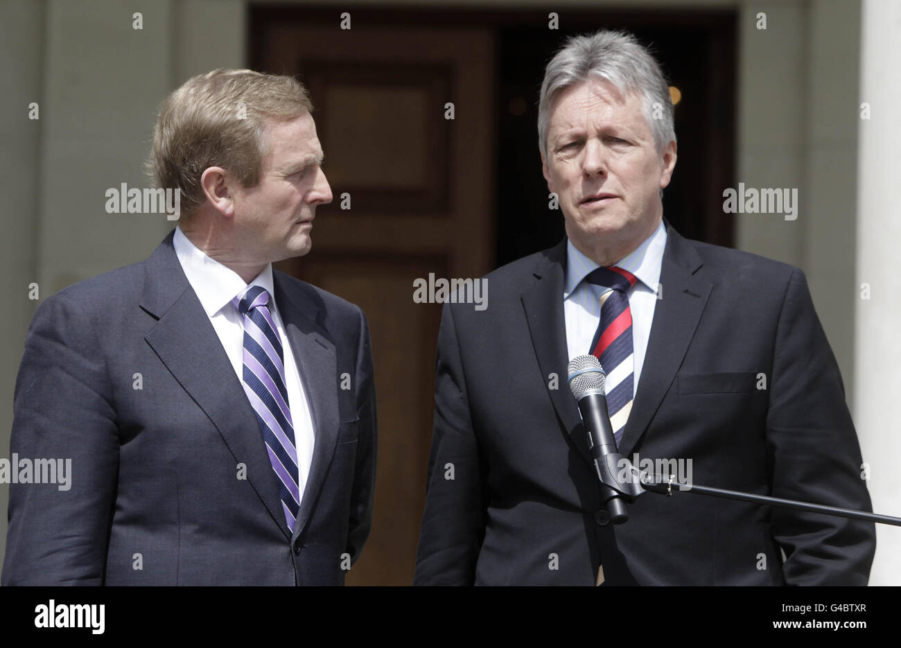 Taoiseach Enda Kenny et le Premier ministre de l'Irlande du Nord Peter Robinson (à droite) réagissent à la mort de l'ancien ministre des Finances Brian Lenihan lors d'une pause dans la réunion du Conseil ministériel Nord-Sud à la maison Farmleigh à Dublin ce matin. Banque D'Images