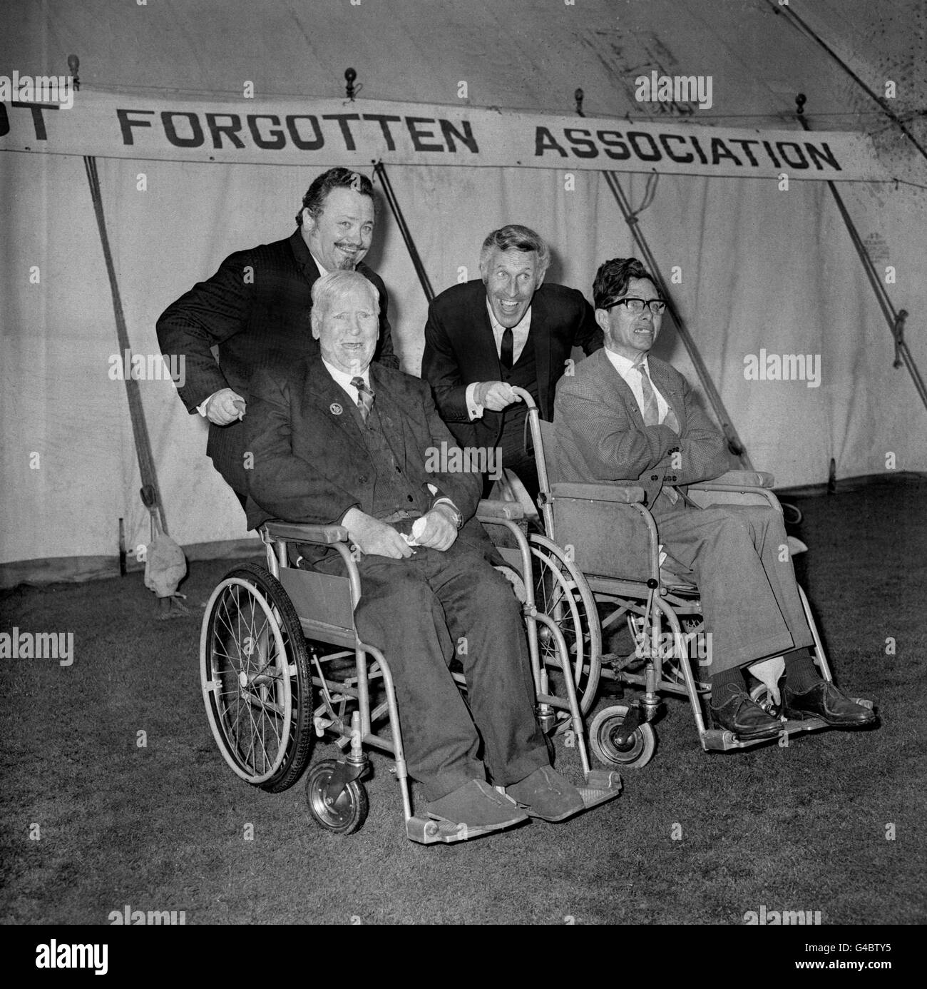 Les comédiens Harry Secombe et Bruce Forsyth avec des invités à la non Forgotten Association Garden Party pour les anciens militaires handicapés dans le domaine de Buckingham Palace. Banque D'Images