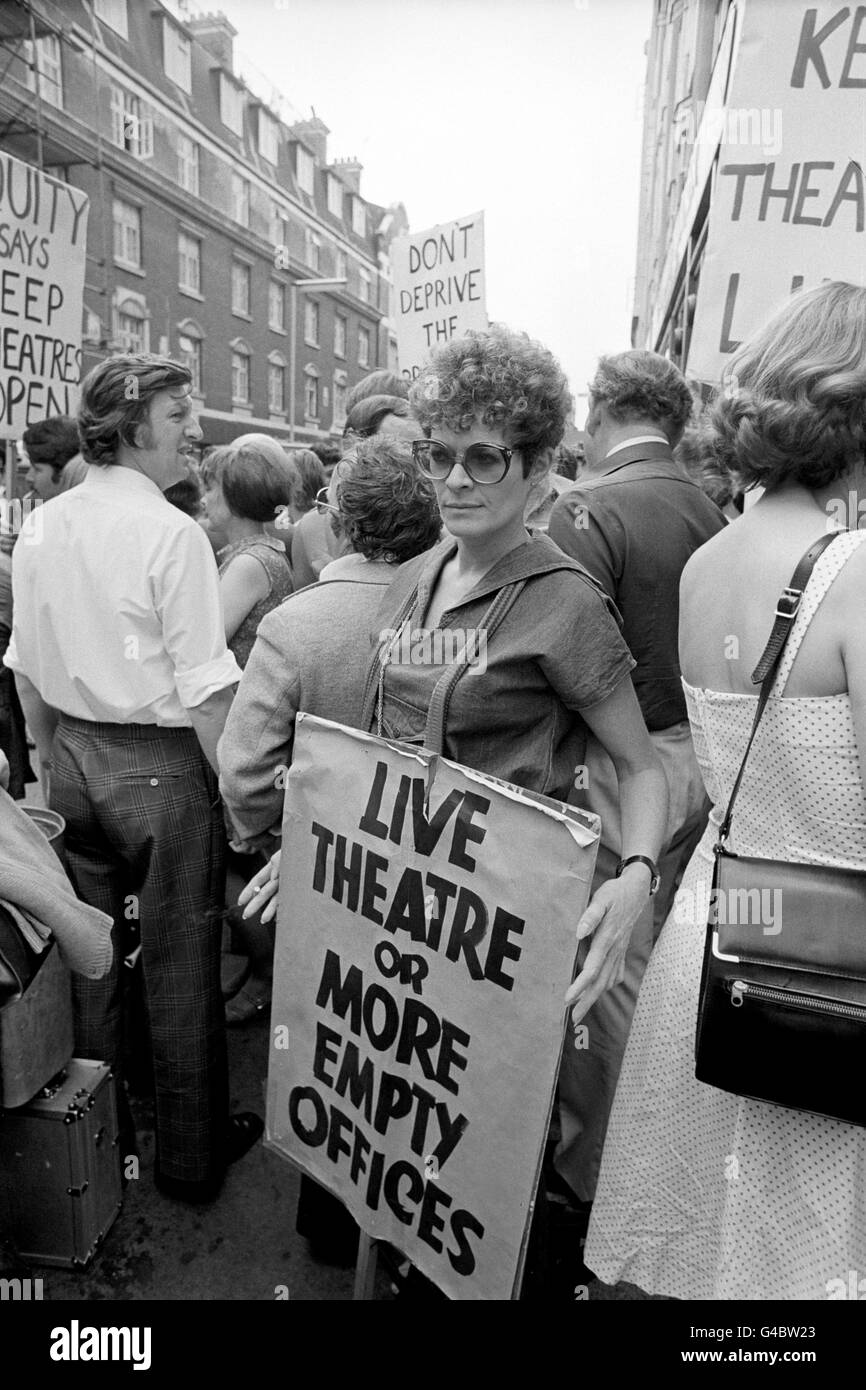 L'actrice Janet Suzman porte une bannière de protestation à Wardour Street, Londres, lorsqu'elle a rejoint un certain nombre de personnalités de premier plan de Equity lors d'une manifestation au cours de laquelle Howard & Wyndams cherchait à vendre leurs théâtres à Liverpool, Manchester et Oxford. Banque D'Images
