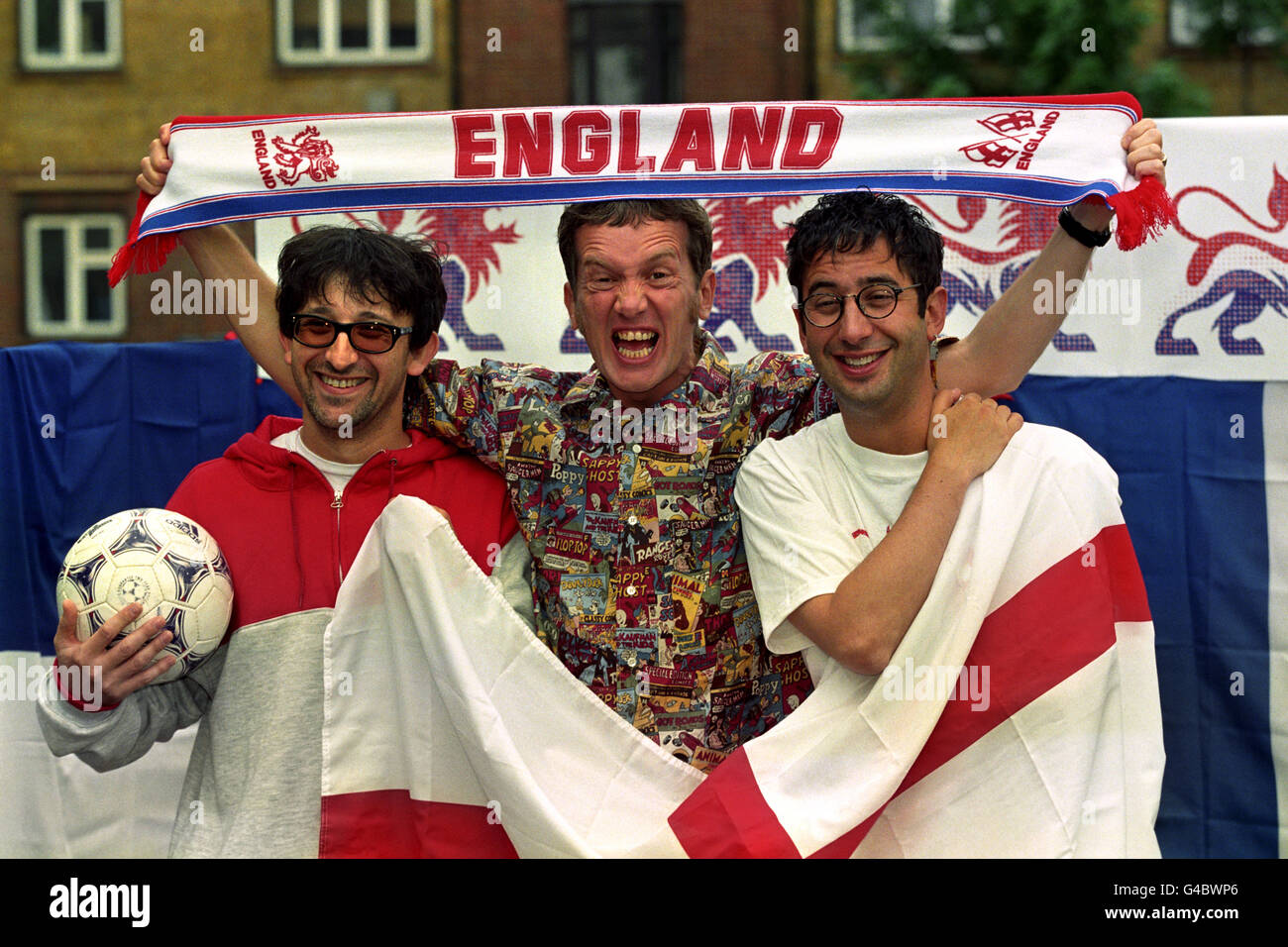 Ian Broudie, de la gauche à la droite, des comédiens Frank Skinner et David Baddiel à une photocall annonçant leur nouvelle version enregistrée des trois Lions pour coïncider avec la coupe du monde de 1998. Banque D'Images