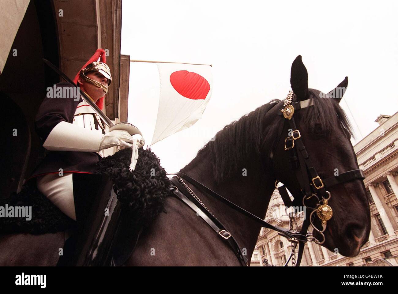 Le drapeau national japonais flotte au-dessus d'une sentinelle montée à Horseguards Parade dans le Whitehall de Londres aujourd'hui (samedi). Érigé en préparation à la visite des empereurs japonais la semaine prochaine. Photo de Fiona Hanson/PA. Banque D'Images