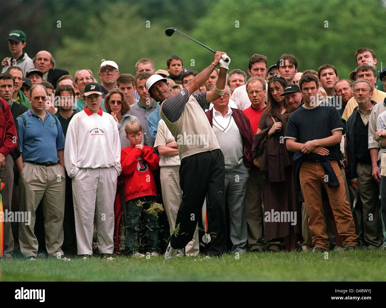 Le Seve Ballesteros d'Espagne joue son deuxième tir au 18e trou, lors de sa troisième manche aux championnats Volvo PGA à Wentworth Today (dimanche). Photo par Rebecca Naden./PA Banque D'Images