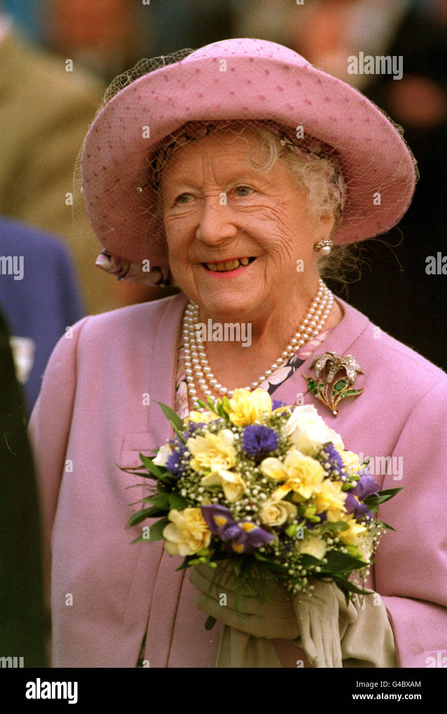 PA NEWS PHOTO 21/5/98 La Reine Mère lors d'une visite à Aberdeen, en Ecosse, OÙ ELLE A FAIT SA PREMIÈRE APPARITION PUBLIQUE Depuis son opération à la hanche. Elle était là pour le nom "COTIA' UN NOUVEAU NAVIRE DE RECHERCHE DE 21 MILLIONS DE LIVRES QUI SERONT UTILISÉS POUR SURVEILLER LA POLLUTION EN MER DES ÎLES FÉROÉ À L'ESPAGNE Banque D'Images