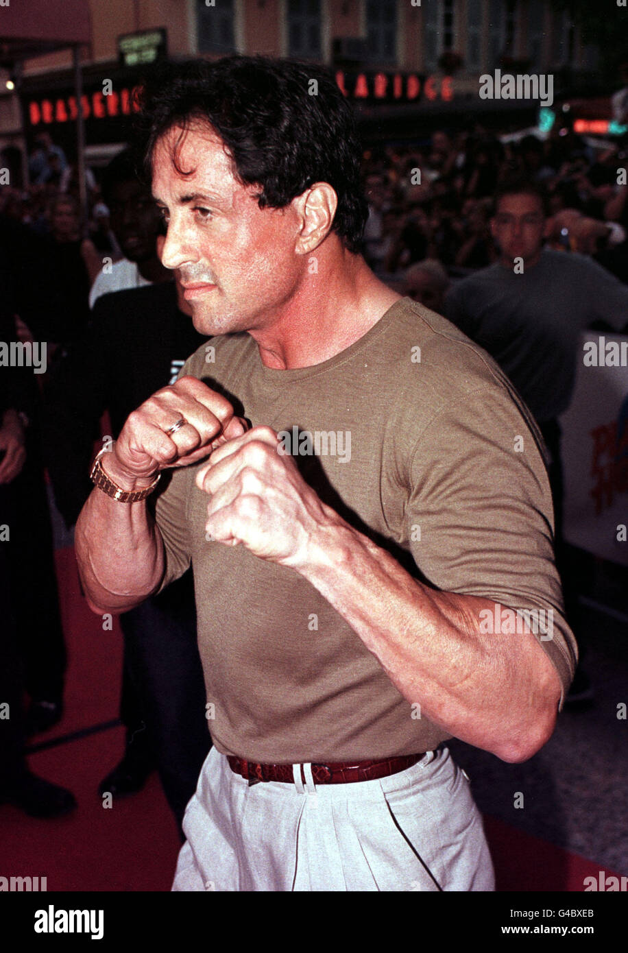 Sylvester Stallone s'est présenté à un photocall au Planet Hollywood à Cannes, en France, lors du 51e Festival de Cannes. Banque D'Images