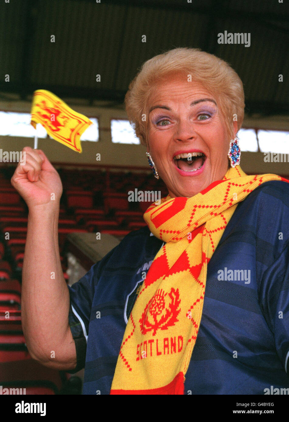 PA NEWS PHOTO 1/6/98 BBC TELEVISION 'EASTENDERS' ACTRICE PAM ST. CLÉMENT LORS D'UNE SÉANCE PHOTO À HIGHBURY, LONDRES, POUR LANCER SON SOUTIEN À LA NATION ENGLOAND POUR LA COUPE DU MONDE 1998 EN FRANCE. LES FANS D'EASTENDERS SE SONT PROMIS UN RÉGAL CET ÉTÉ QUAND LES RÉGULIERS DE LA PLACE ALBERT SE DIRIGENT VERS LE MONDE TORUNAMENT Banque D'Images