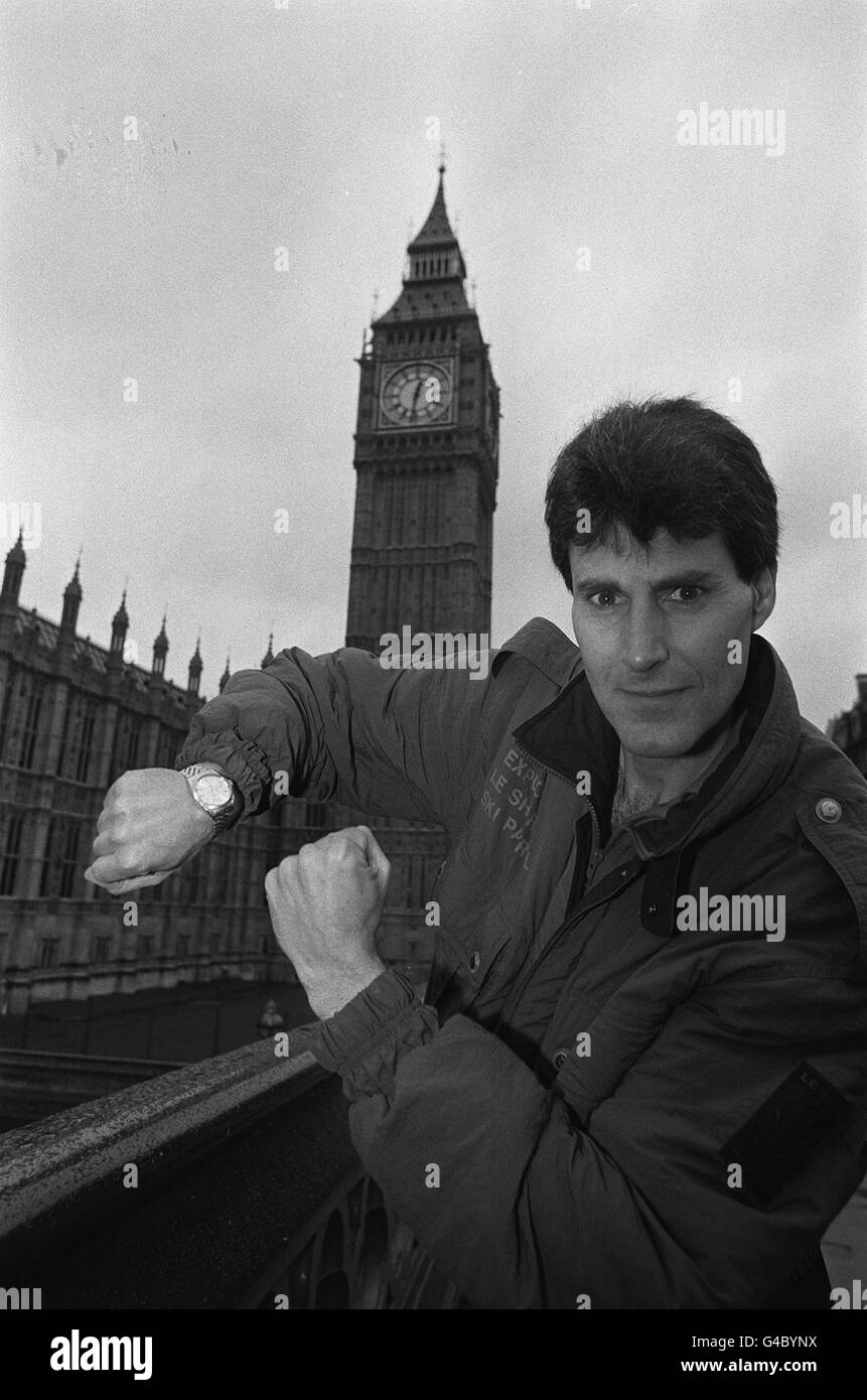 PA NEWS PHOTO 18/12/89 URI GELLER EN FACE DE BIG BEN À LONDRES Banque D'Images