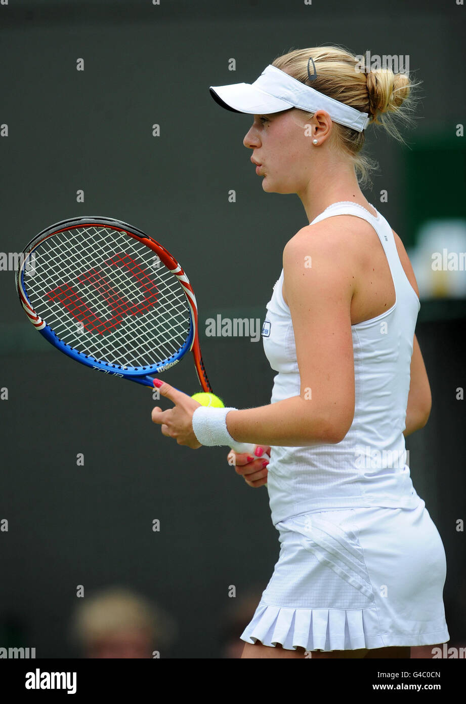 Une vue des ongles peints et de la jupe plissée sur l'Alison riske des États-Unis dans son match contre la Russie Vera Zvonareva pendant le premier jour les Championnats de Wimbledon 2011 au All England Lawn tennis and Croquet Club, Wimbledon. Banque D'Images