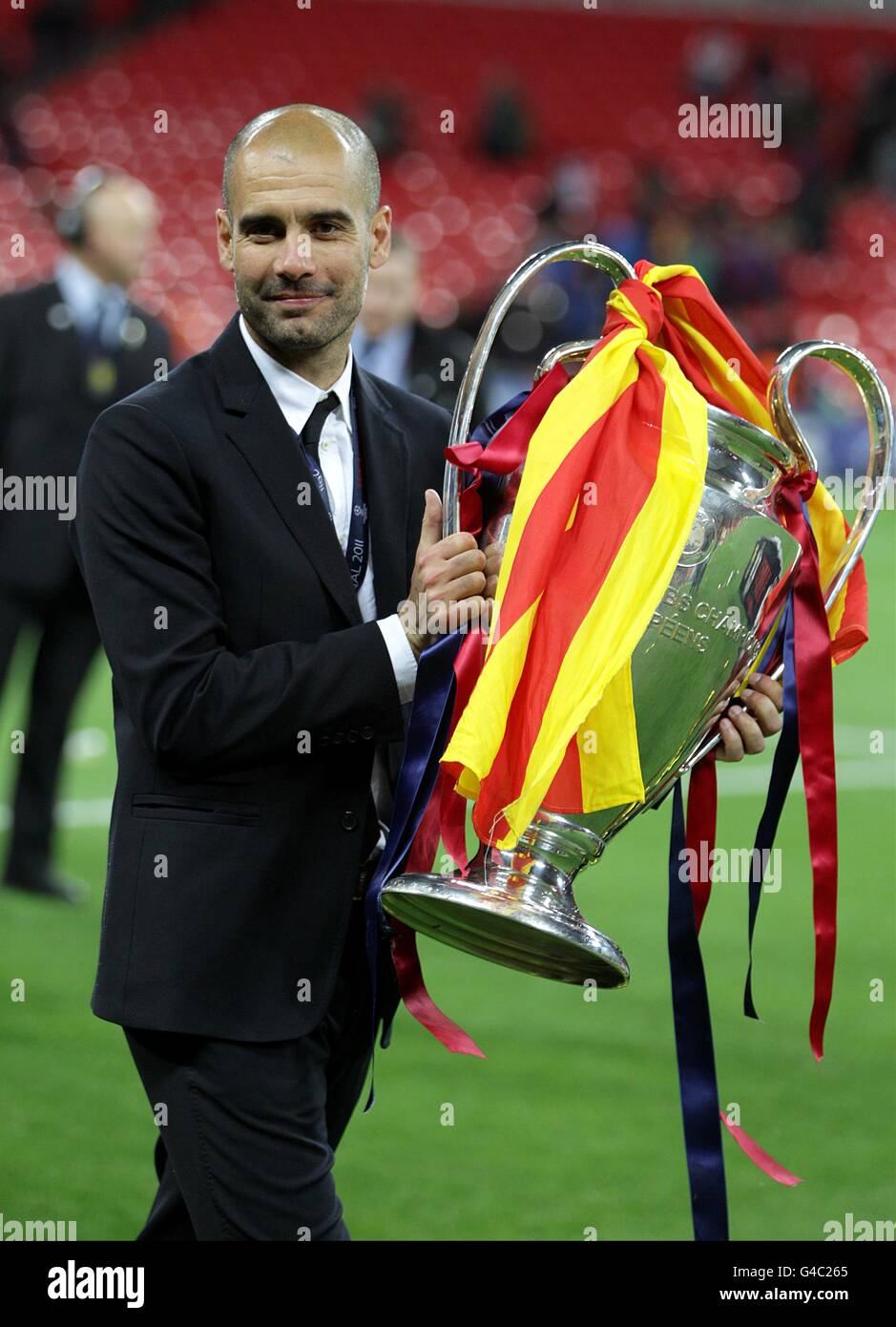 Josep Guardiola, responsable de Barcelone, célèbre avec le trophée après le sifflet final Banque D'Images