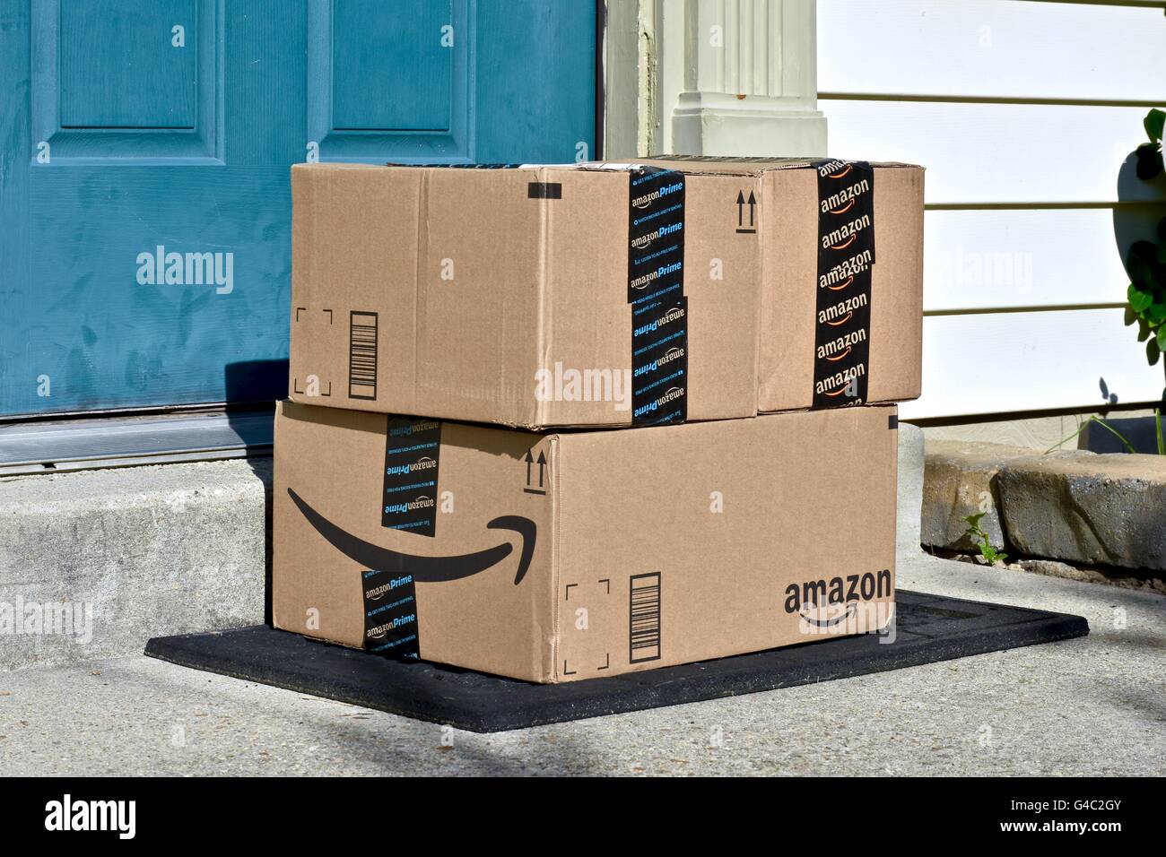Boîtes d'Amazone livrés à la porte avant d'une maison Photo Stock - Alamy