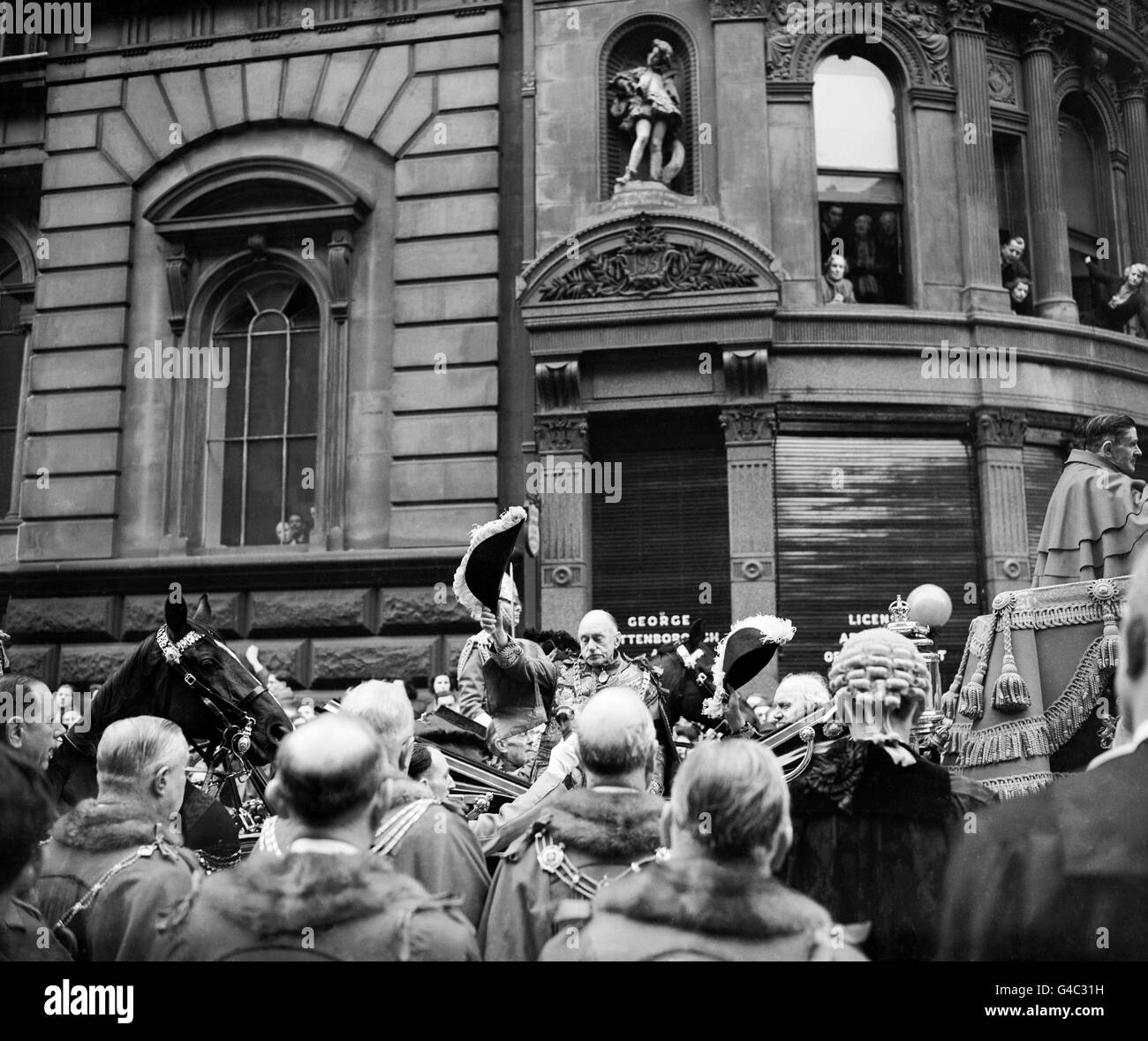 Le roi des armes de Norroy et d'Ulster, Sir Gerald W Wollaston, lève son chapeau à coked pour mener trois acclamations pour la reine, après avoir lu la Proclamation au Temple Bar. Banque D'Images