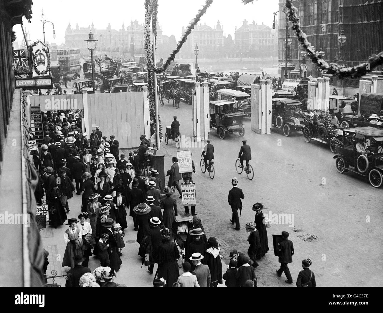 Des barrières policières sont en cours d'installation à Bridge Street, Westminster, avant le couronnement du roi George V. Banque D'Images