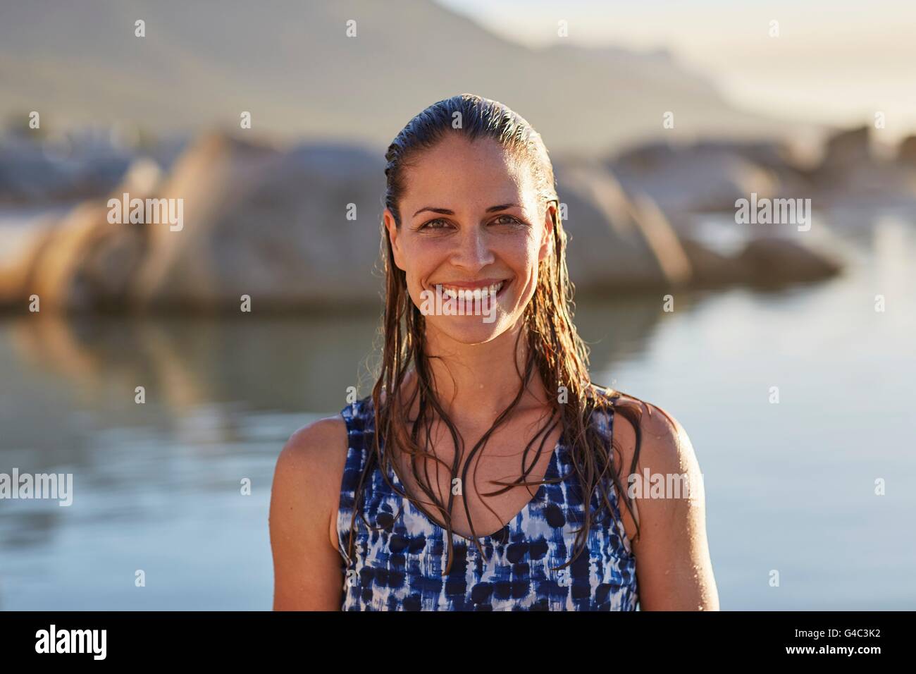 Parution du modèle. Jeune femme avec des cheveux humides smiling towards camera, portrait. Banque D'Images