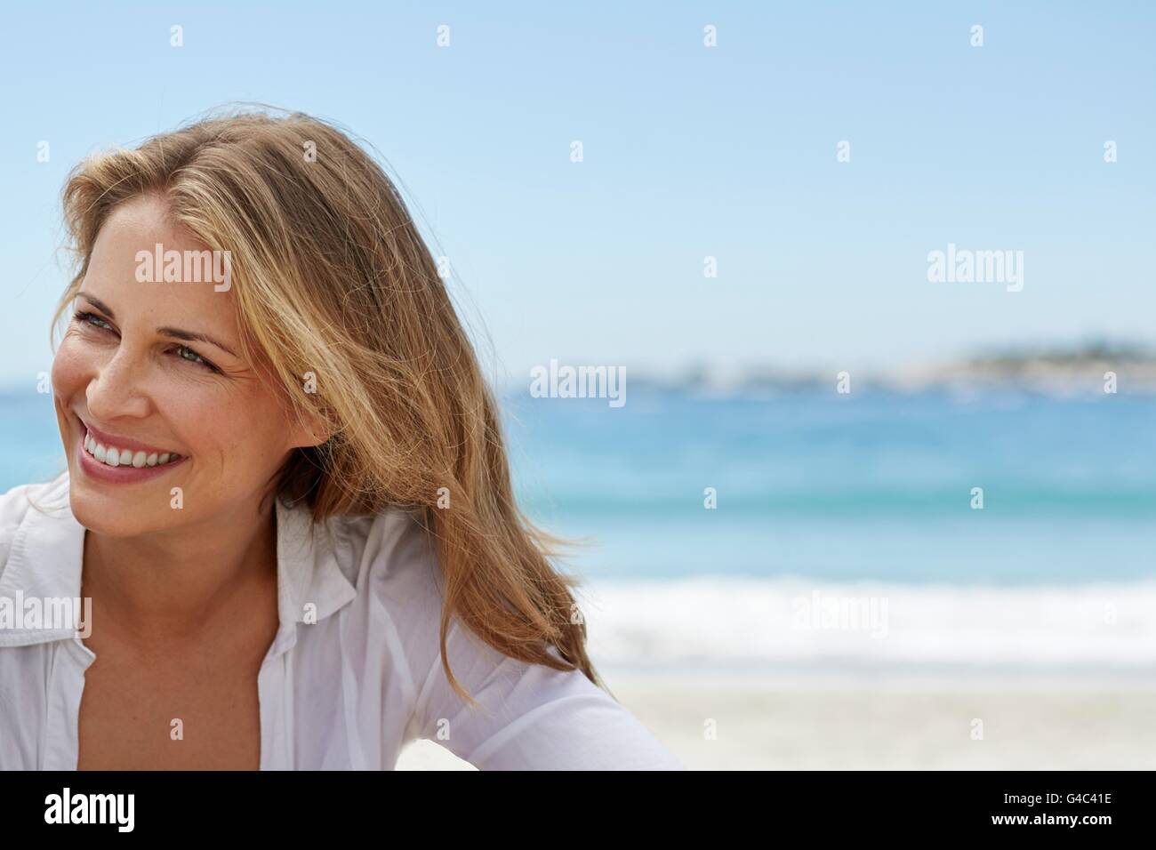 Parution du modèle. Jeune femme aux cheveux blonds smiling, portrait. Banque D'Images