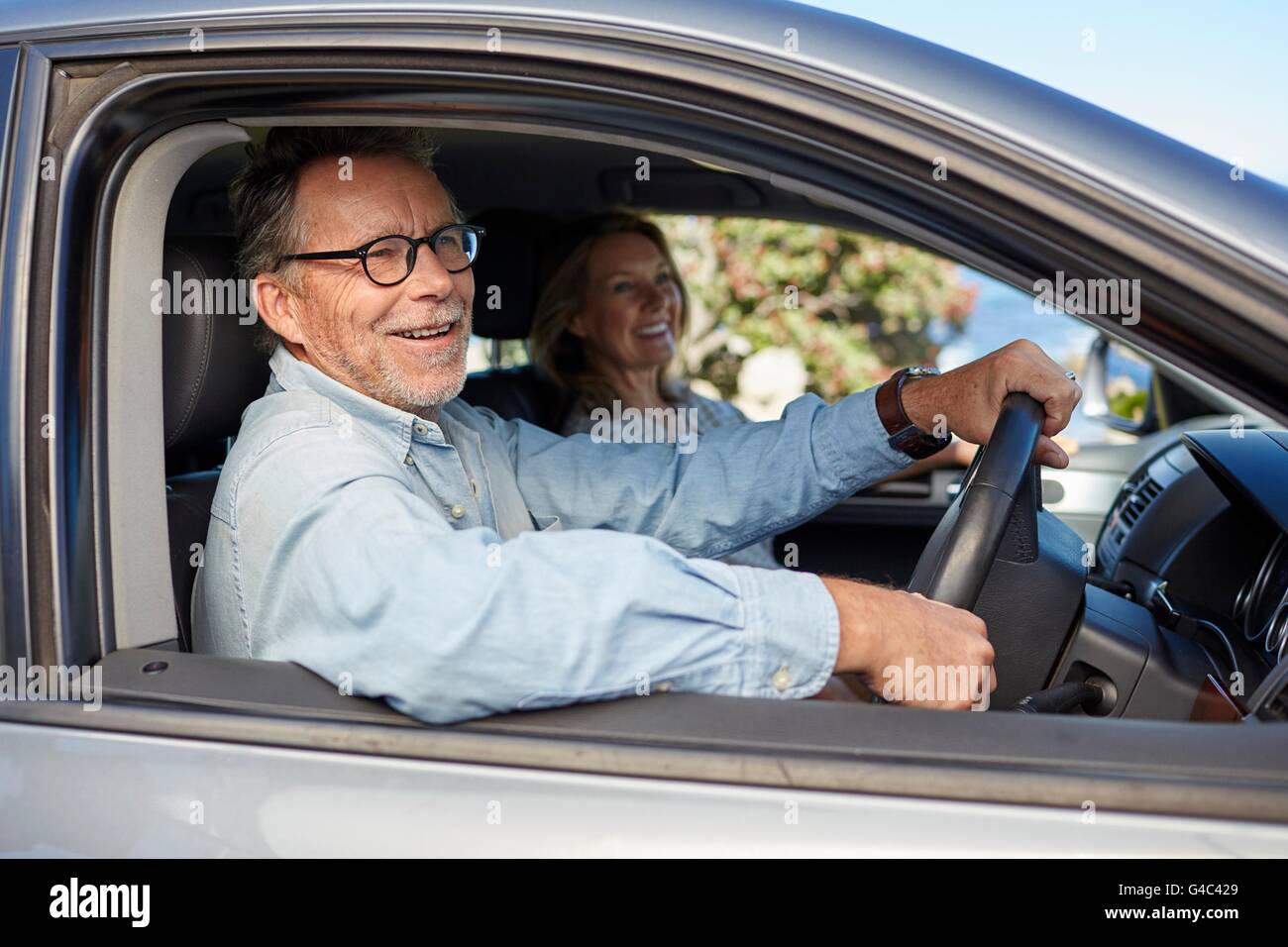 Parution du modèle. Senior man in car, en souriant. Banque D'Images