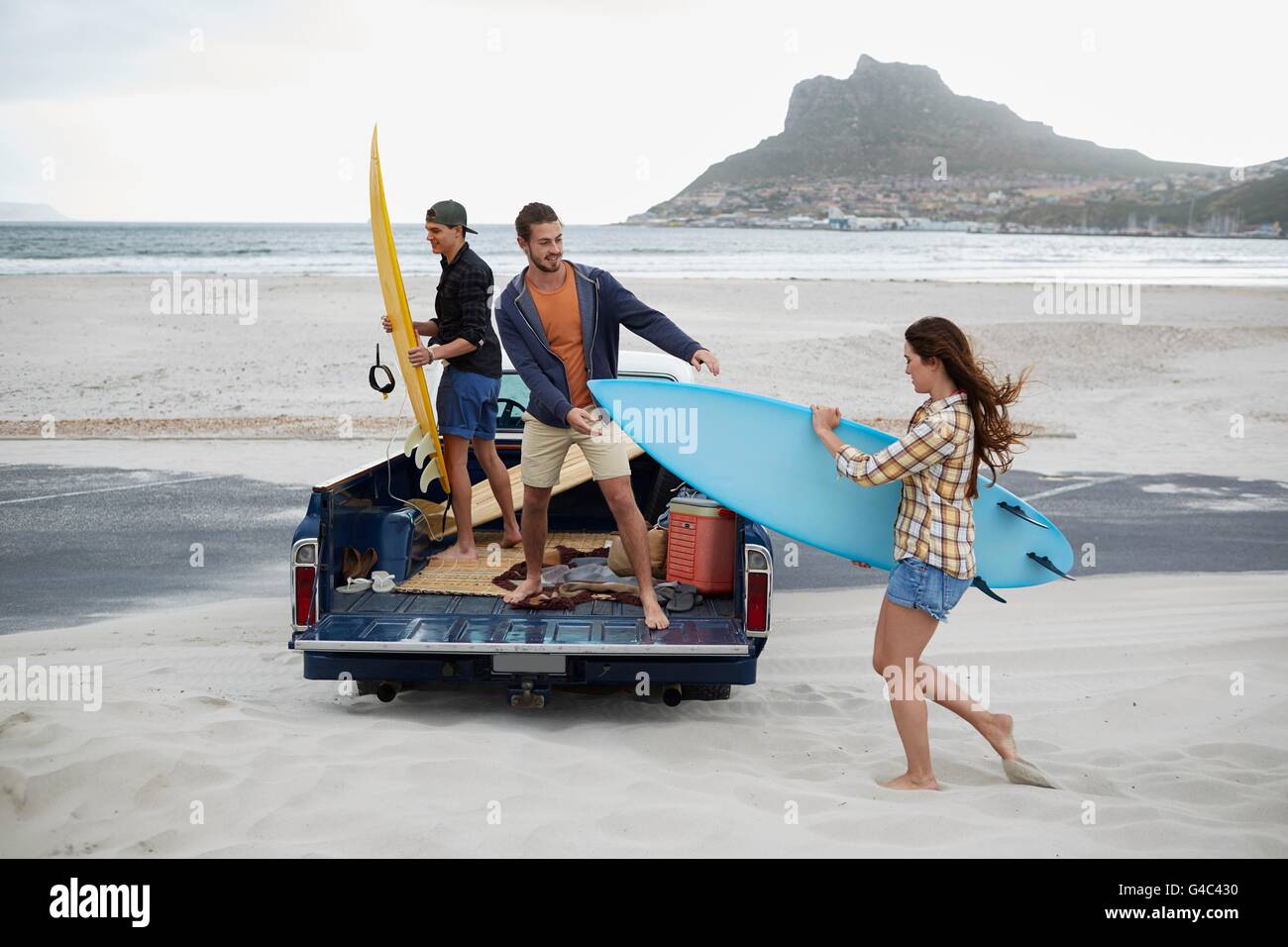 Parution du modèle. Jeune femme avec une planche de surf sur la plage. Banque D'Images