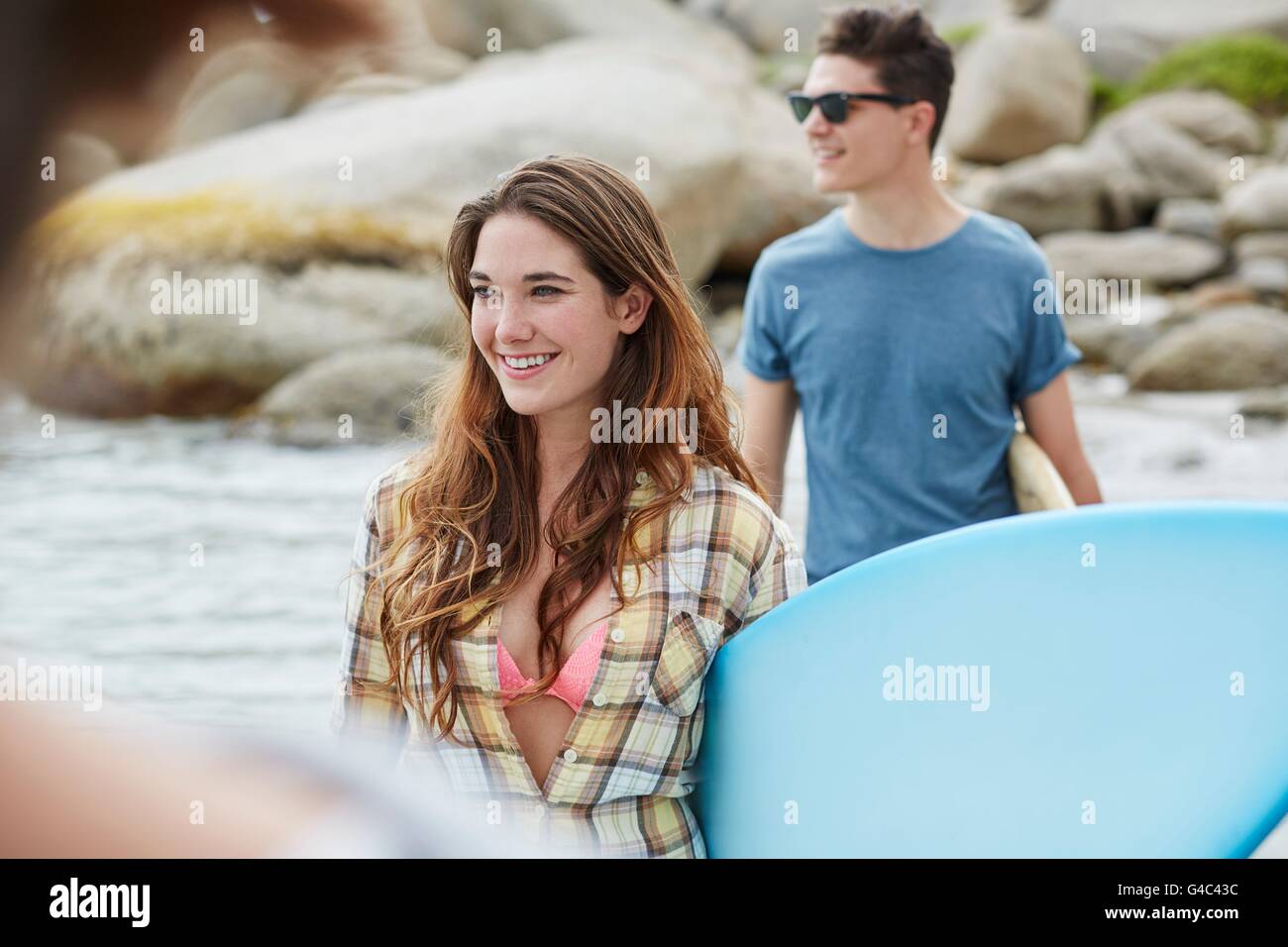 Parution du modèle. Young woman on beach with surfboard. Banque D'Images