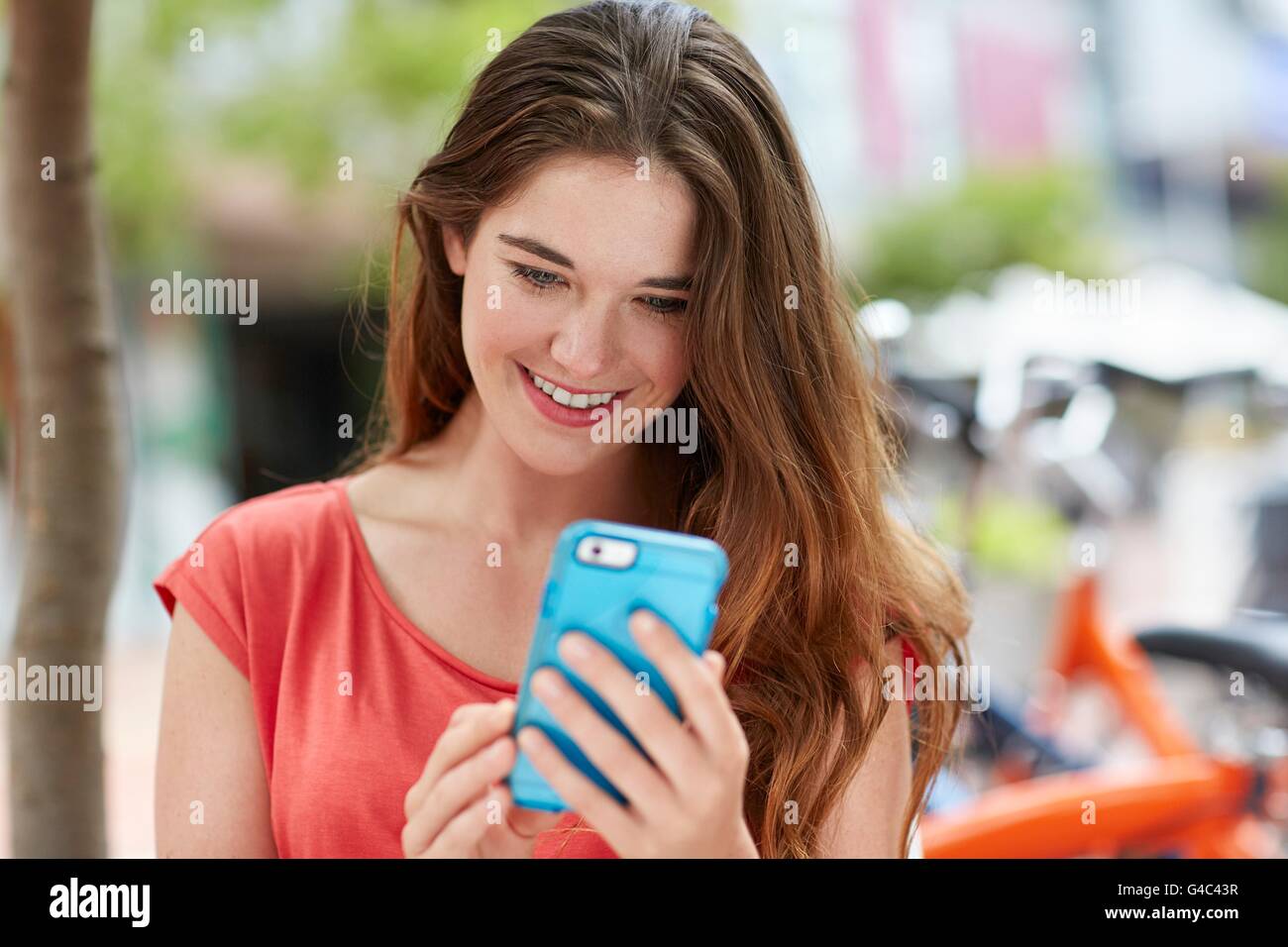 Parution du modèle. Young woman using smartphone. Banque D'Images