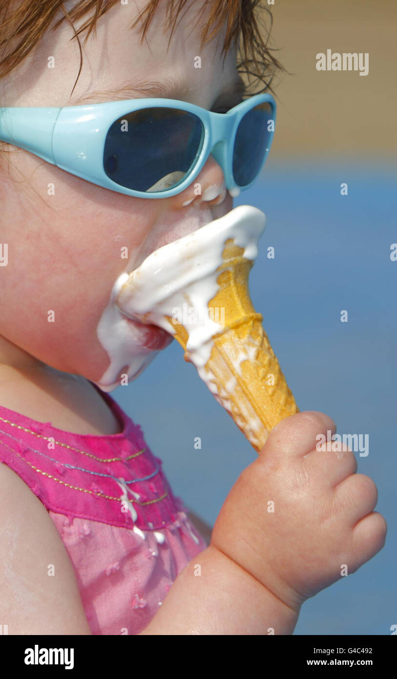 Météo le 4 juin. Cecily Dargan, âgée de 17 mois, bénéficie d'une glace à Southsea, dans le Hampshire. Banque D'Images