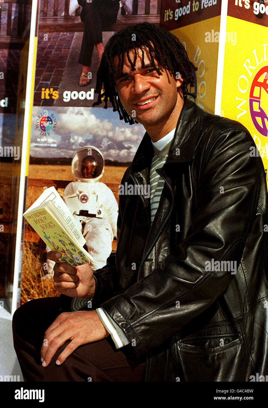 PA NEWS PHOTO 22/4/98 RUUD GULLIT, ANCIEN F.C. CHELSEADIRECTEUR DU LIVRE POUR ENFANTS DE LONDRES QUI A ÉTÉ PUBLIÉ À L'OCCASION DE LA JOURNÉE MONDIALE DU LIVRE À LONDRES Banque D'Images