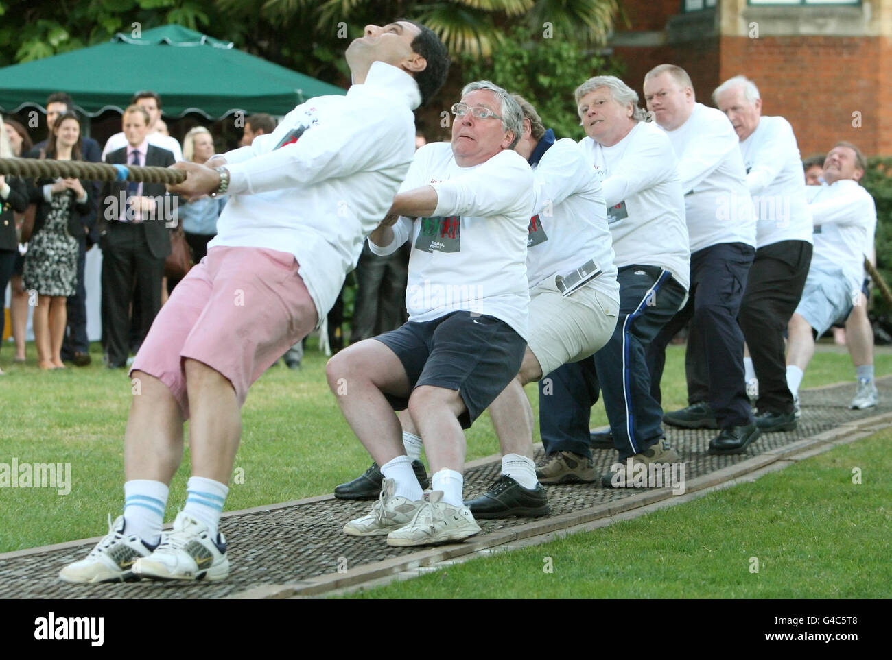 Lord Clement Jones (deuxième à gauche) et l'équipe de la Chambre des Lords participent à l'équipe parlementaire de Tug of War Against a House of Commons, à College Gardens, à Westminster, dans le centre de Londres, en aide à MacMillan cancer support. Banque D'Images