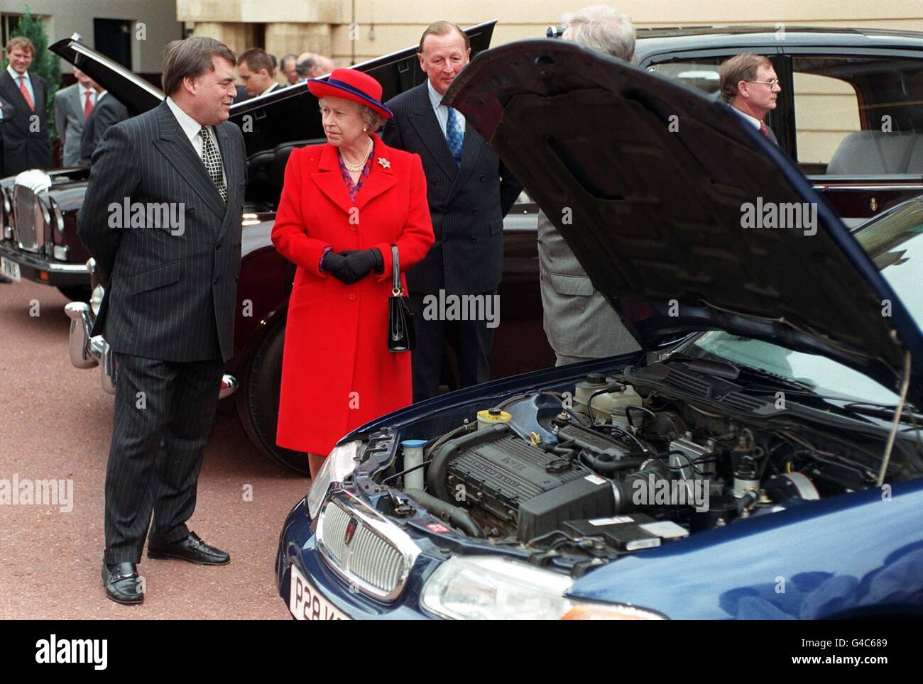 La Reine s'entretient avec le secrétaire aux Transports John Prescott lors du lancement aujourd'hui (jeudi) de la nouvelle flotte de voitures royales fonctionnant au gaz liquide et écologique. Photo de WPA Rota par John Stillwell/PA Banque D'Images