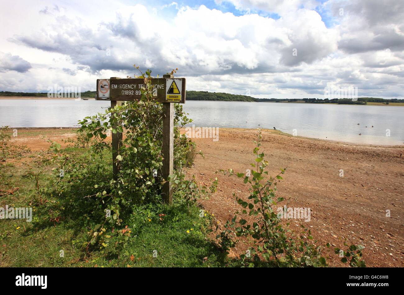 Une vue d'un panneau d'avertissement en eau profonde sur les rives de Bewl Water près de Lamberhurst, Kent, qui est actuellement à 80% de sa capacité alors que certaines parties du Royaume-Uni sont officiellement confrontées à des conditions de sécheresse après un autre mois de précipitations rares dans certaines régions, ont déclaré aujourd'hui les experts. Banque D'Images