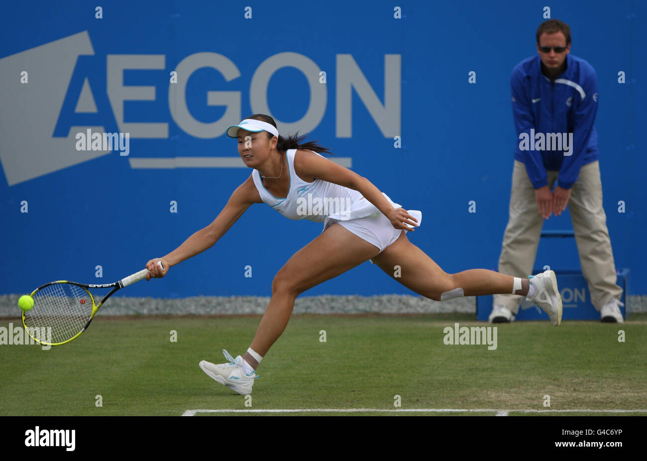 Shuai Peng de Chine dans son quart de finale match contre la Nouvelle-Zélande Marina Erakovic pendant le cinquième jour de l'AEGON Classic au Edgbaston Priory Club, Birmingham. Banque D'Images