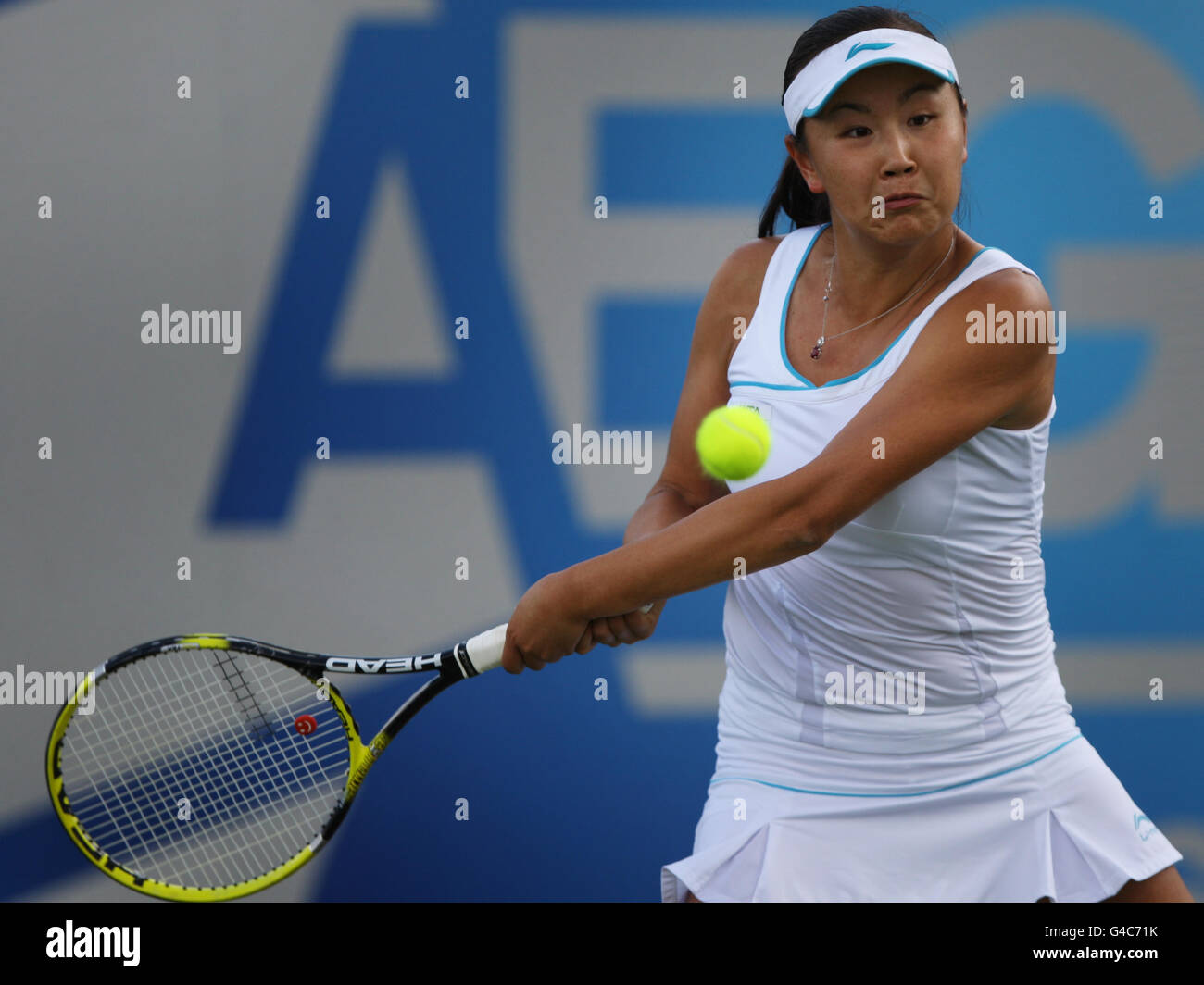 Shuai Peng de Chine en action contre Marina Erakovic de Nouvelle-Zélande pendant le cinquième jour de l'AEGON Classic au Edgbaston Priory Club, Birmingham. Banque D'Images