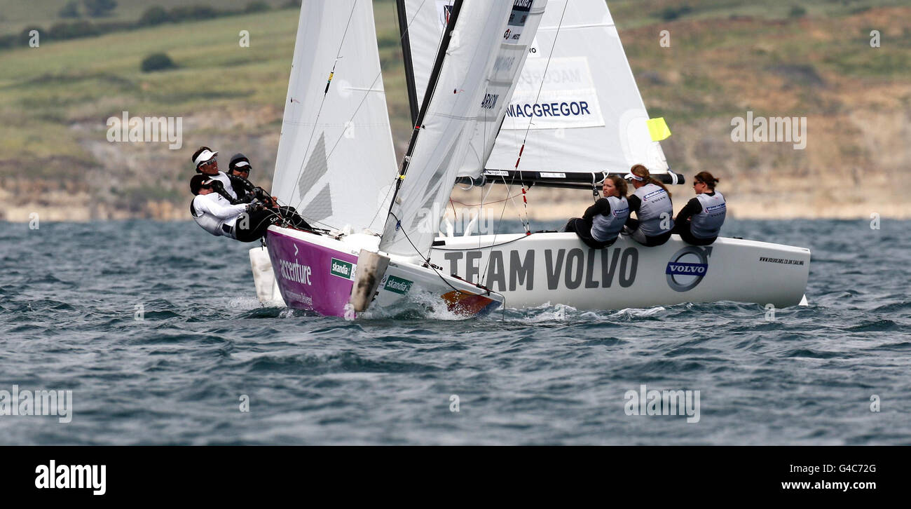 Aux États-Unis, l'équipe de course de Sally Berkow, Elizabeth Kratizig-Burnham et Alana O'Reilly dirigent Lucy et Kate MacGregor en Grande-Bretagne avec Annie Lush pendant la cinquième journée de la voile Skandia pour la régate d'or à Weymouth, Dorset. Banque D'Images