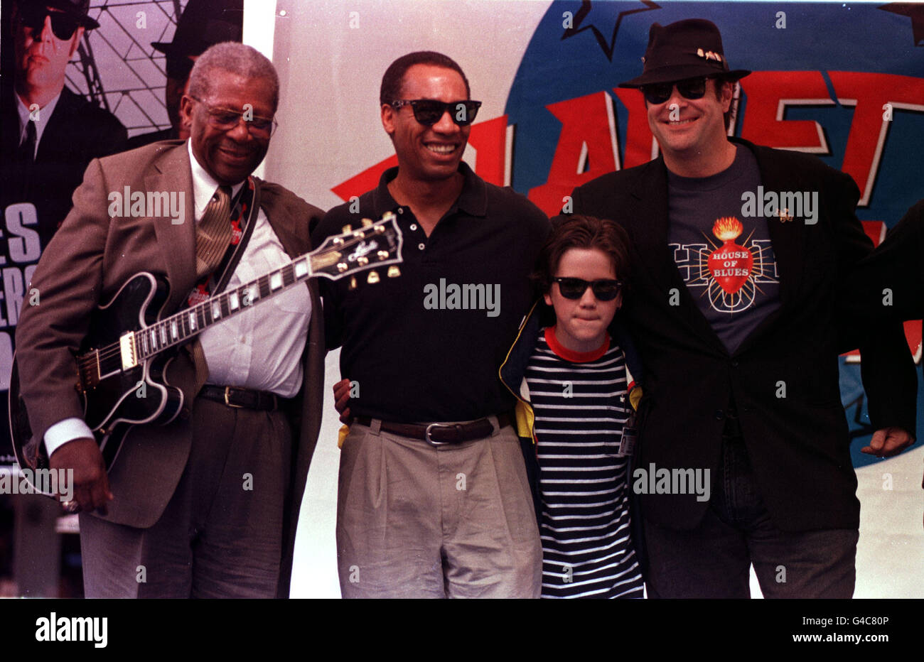 Les acteurs de Blues Brothers 2000, Dan Ackroyd (à droite), J. Evan Bonivant (2e à droite) et Joe Morton (2e à gauche) sont rejoints par le guitariste vétéran du blues B.B.King au Planet Hollywood à Cannes, France, lors du 51e Festival de Cannes. Banque D'Images