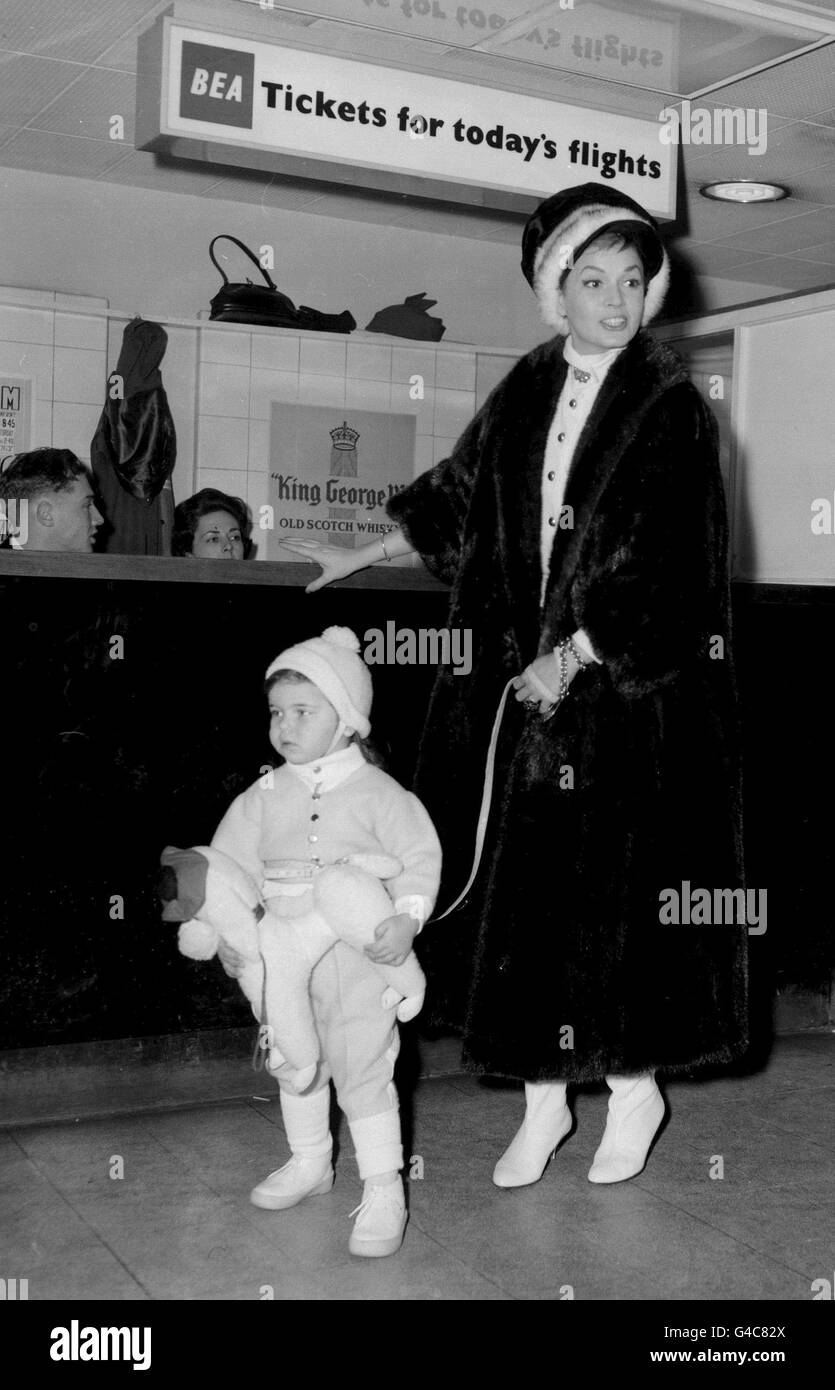 PA NEWS PHOTO 4/12/59 NÉ HONGROIS ACTRICE EVA BARTOK AVEC SA FILLE DEANNA GRAZIA À l'aéroport d'Heathrow à Londres avant de s'envoler POUR BERLIN, ALLEMAGNE, OÙ ELLE EST À L'ÉTOILE DANS UN FILM "UN ÉTUDIANT PASSE PAR L' Banque D'Images