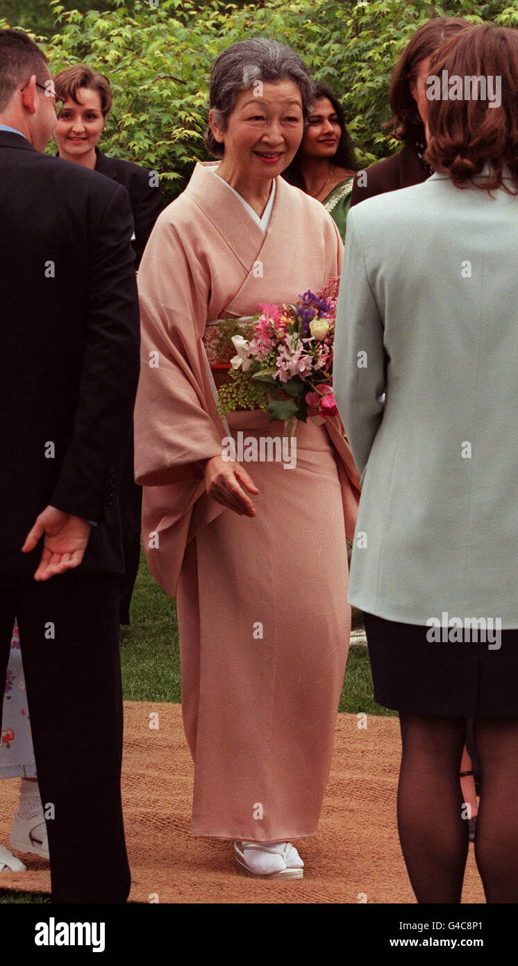 L'impératrice Michiko, vêtu d'un kimono traditionnel japonais, parle des anciens travailleurs de la Japan Exchange Programme d'enseignement (JET) lors de sa visite avec son mari pour le jardin japonais au Jardin botanique royal de Kew, en Angleterre, le jeudi 28 mai 1998. L'Impératrice portait un bouquet de fleurs cultivées à l'anglais les célèbres jardins. La visite a été une partie de leur visite d'Etat de cinq jours en Grande-Bretagne. (AP WPA ROTA ) Banque D'Images