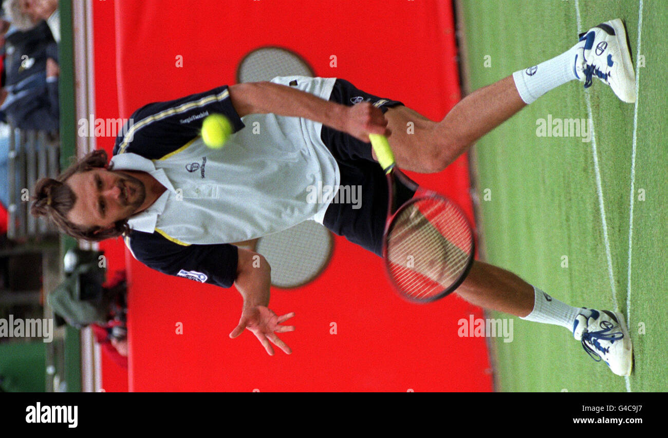 Goran Ivanisevic en action contre l'américain David Wheaton lors du tournoi Stella Artois au Queen's Club de Londres aujourd'hui (mardi).Photo de Martyn Hayhow/PA.Voir PA Story TENNIS Queen's. Banque D'Images