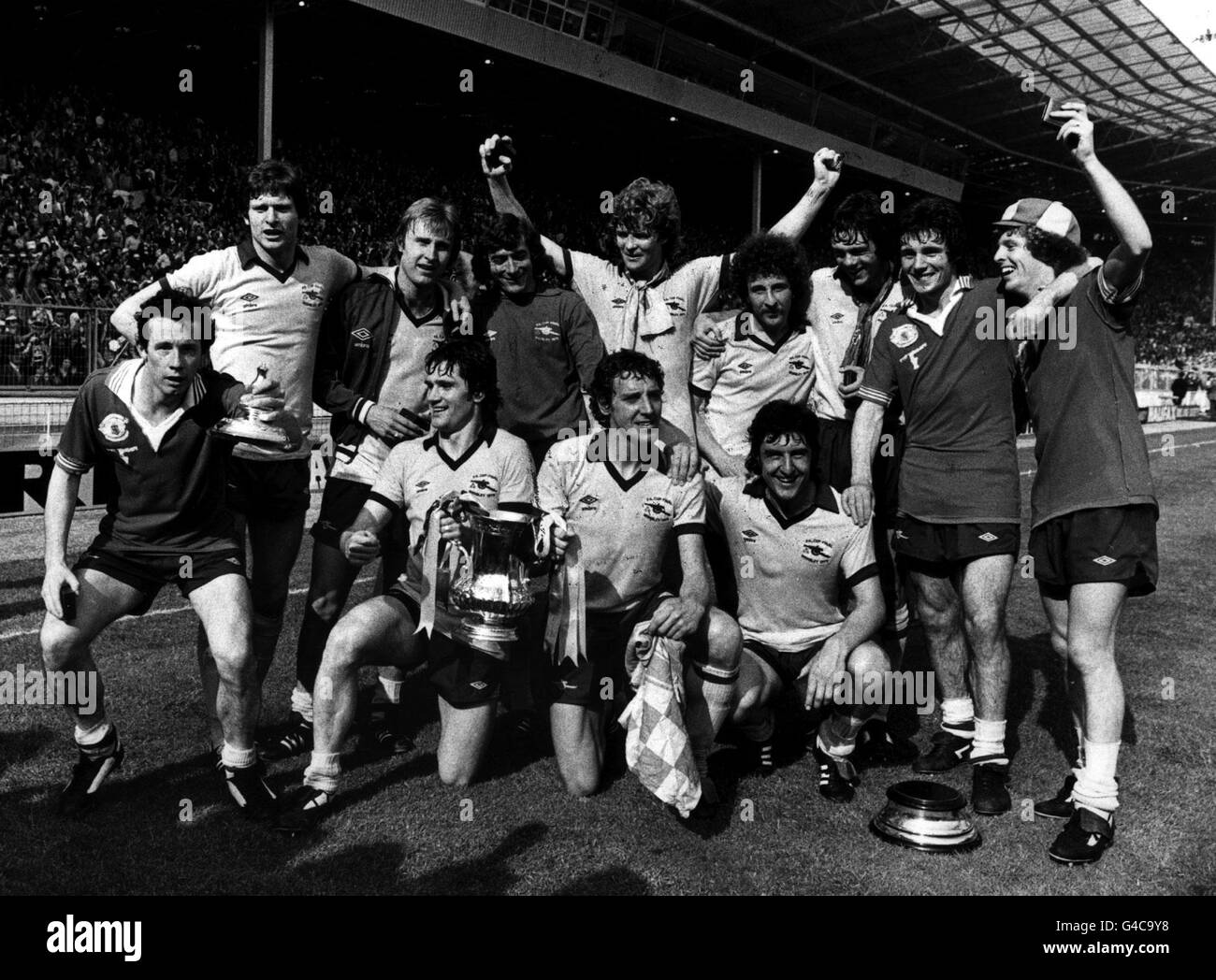 PA NEWS PHOTO 14/5/79 ARSENAL CÉLÈBRE APRÈS AVOIR BATTU MANCHESTER UNITED DANS LA F.A.FINALE DE LA COUPE 3-2 À WEMBLEY, LONDRES.DE GAUCHE À DROITE : LIAM BRADY, STEVE WALFORD, DAVID PRICE, PAT JENNINGS, WILLIE YOUNG,ALAN SUNDERLAND, DAVID O'LEARY, FRANK STAPLETON ET GRAHAM RIX. AGENOUILLEMENT DE GAUCHE À DROITE : CAPITAINE PAT RICE, SAMMY NELSON ET BRIAN TALBOT Banque D'Images