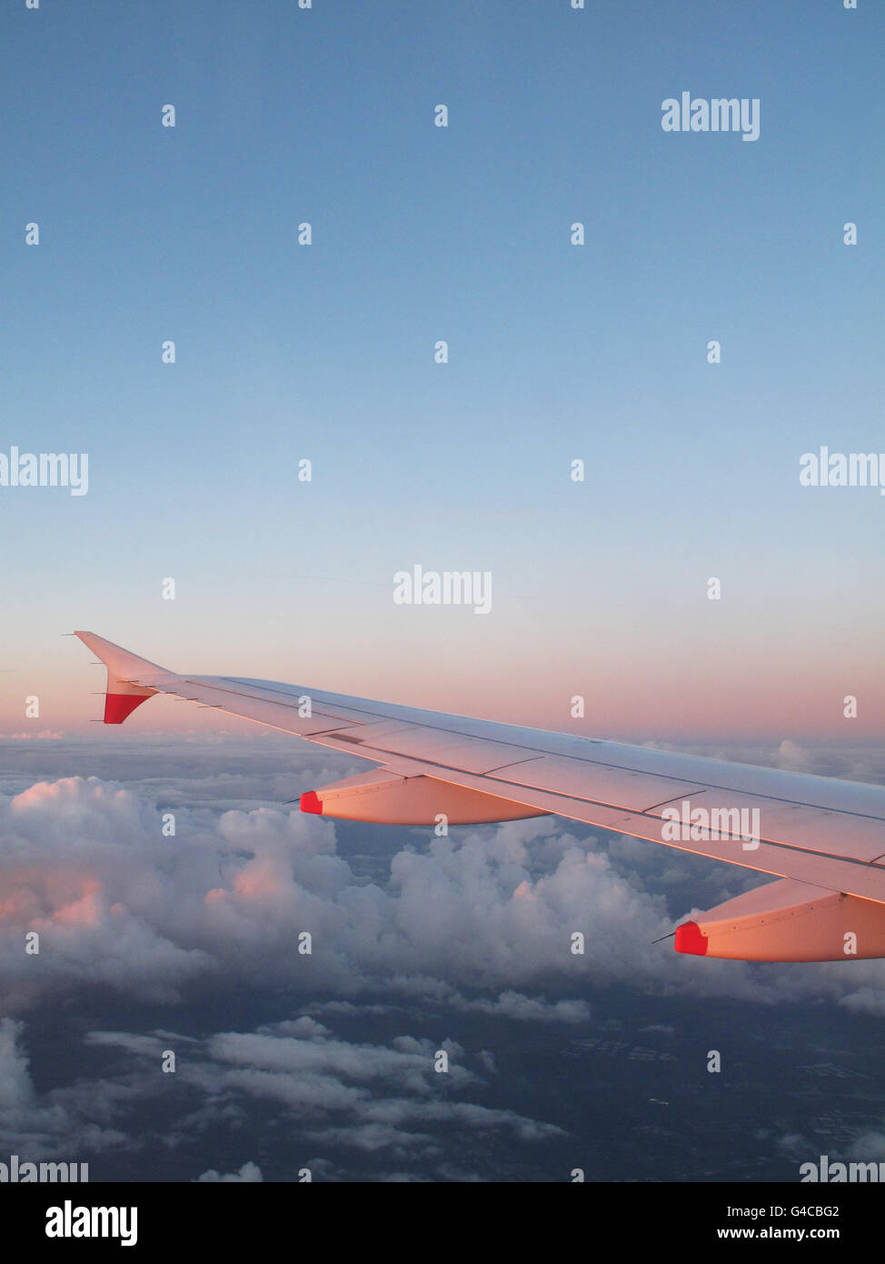 Vue depuis la fenêtre d'un Airbus A319 en survolant l'Angleterre au coucher du soleil. Banque D'Images