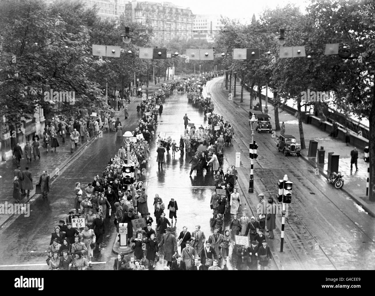 Des foules descendent le Mall à Londres, en suivant le Coronation de la reine Elizabeth II Banque D'Images Des foules descendent le Mall à Londres, en suivant le Coronation de la reine Elizabeth II Banque D'Images