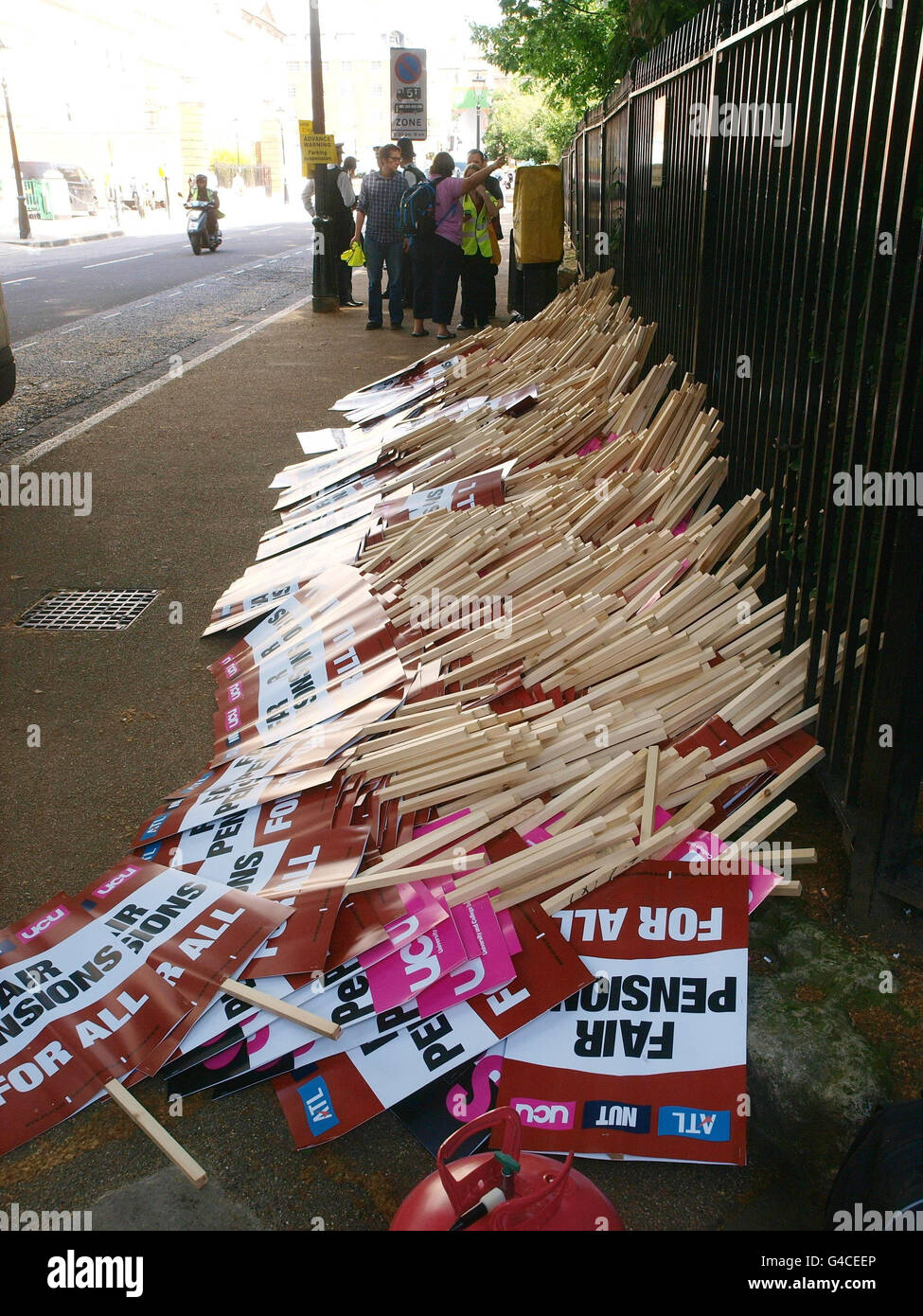 Des bannières lisant « Fair Pensions for All » empilées dans le centre de Londres à l'approche d'une marche de protestation à travers la capitale. Banque D'Images